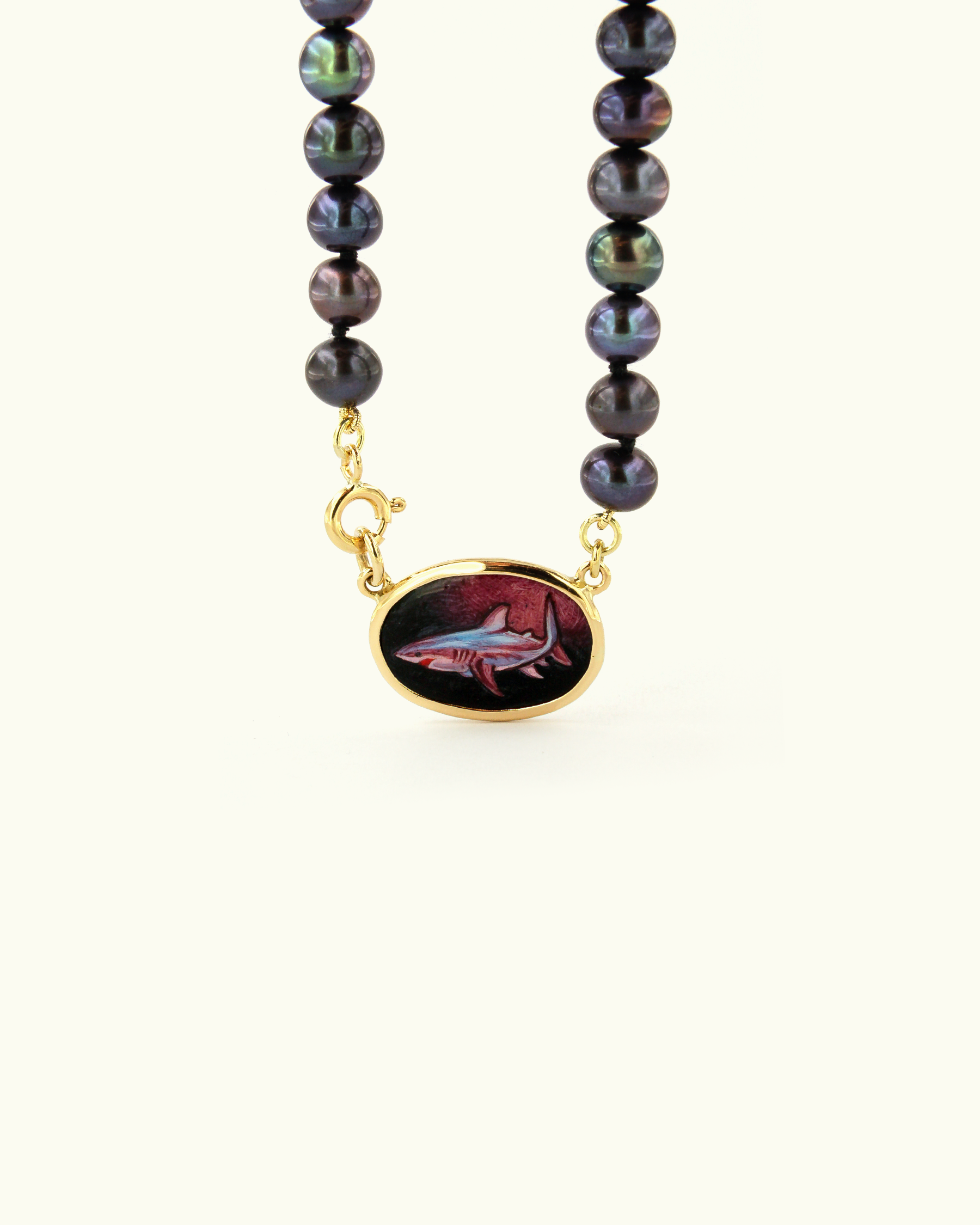 Shark Bright Pink Coloris Necklace with Black Pearls