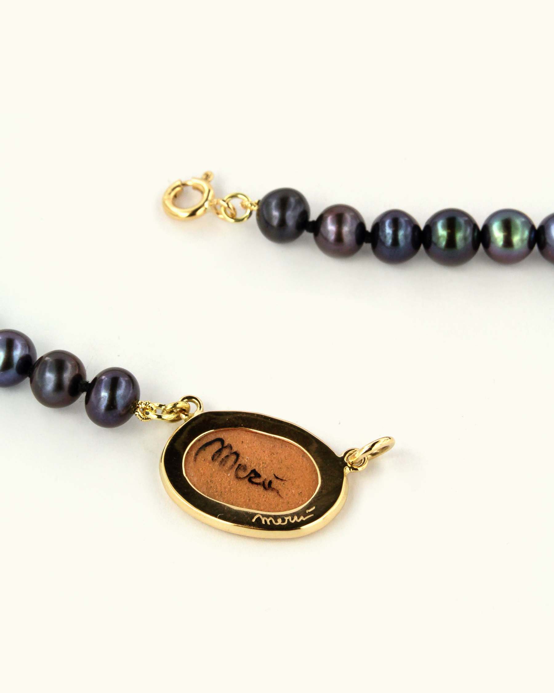 Collana Coloris Shark Bright Pink nel Nero Perla
