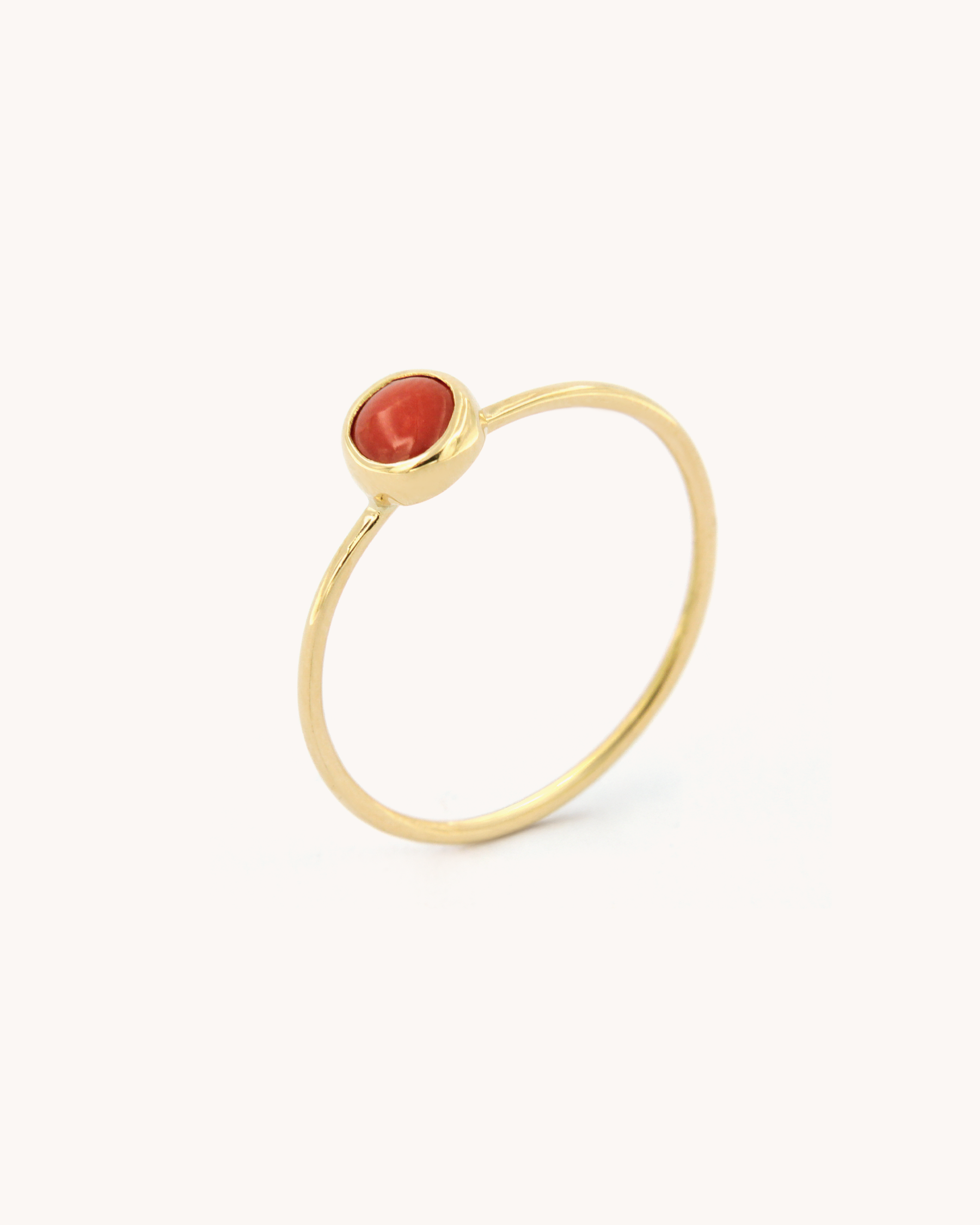 Anello a Filo con Corallo Rosso