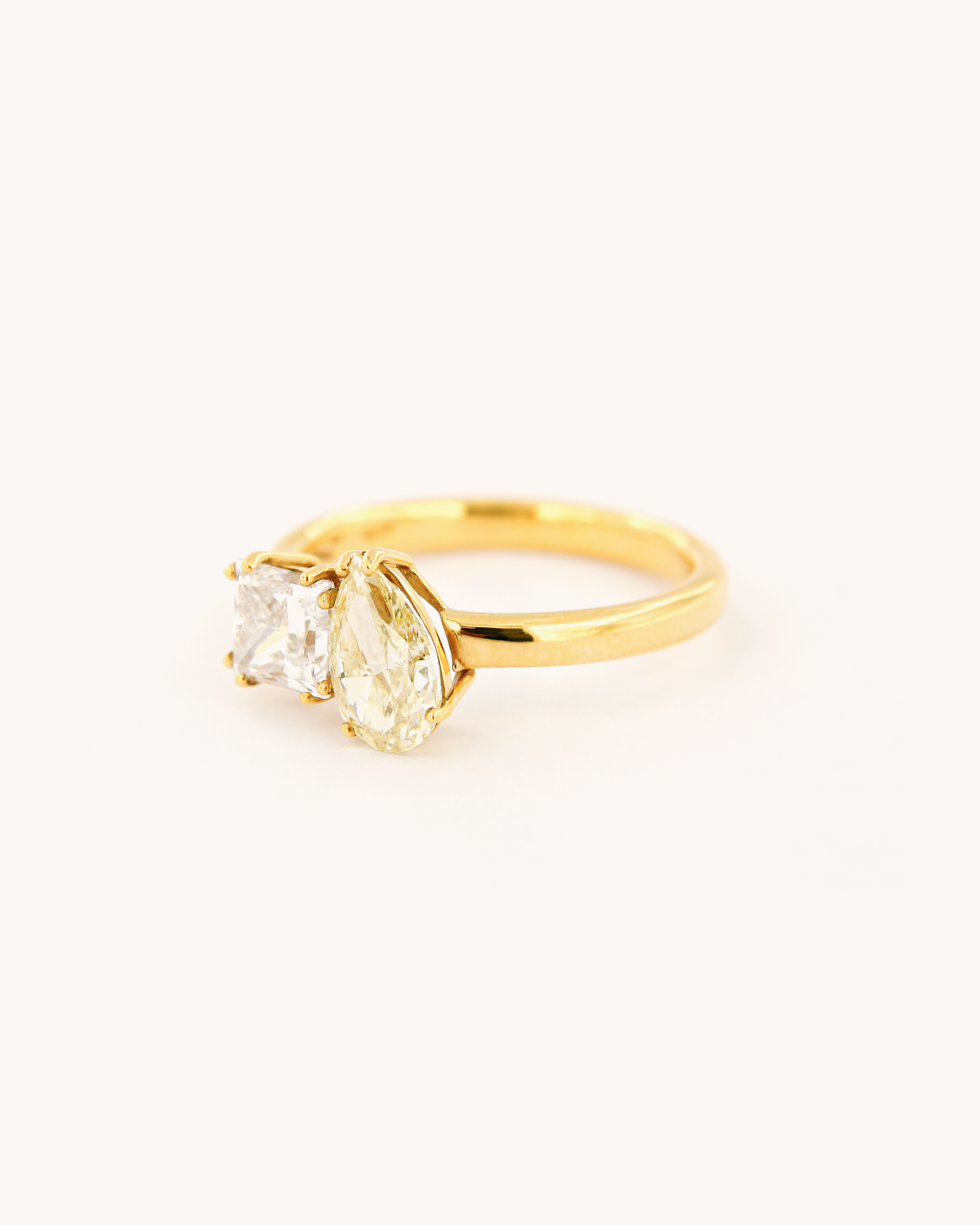 Anello Toi et Moi Diamanti Fancy Goccia e Bianco Princess