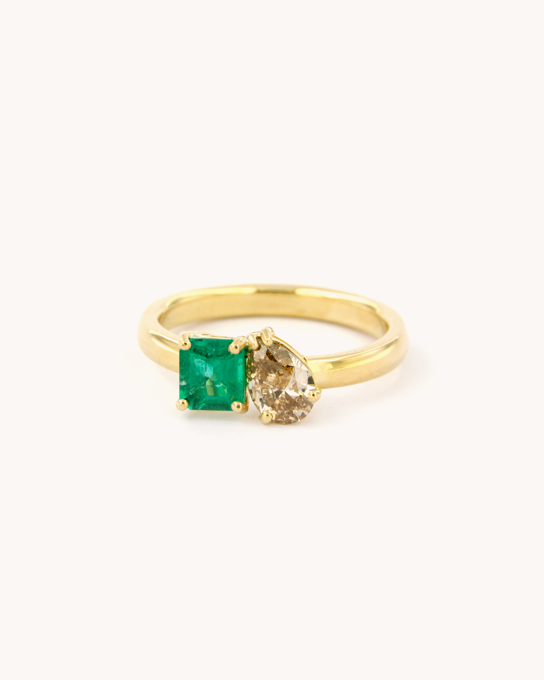 Anello Toi et Moi in oro giallo 18 carati, impreziosito da uno smeraldo del Brasile e da un diamante brown.