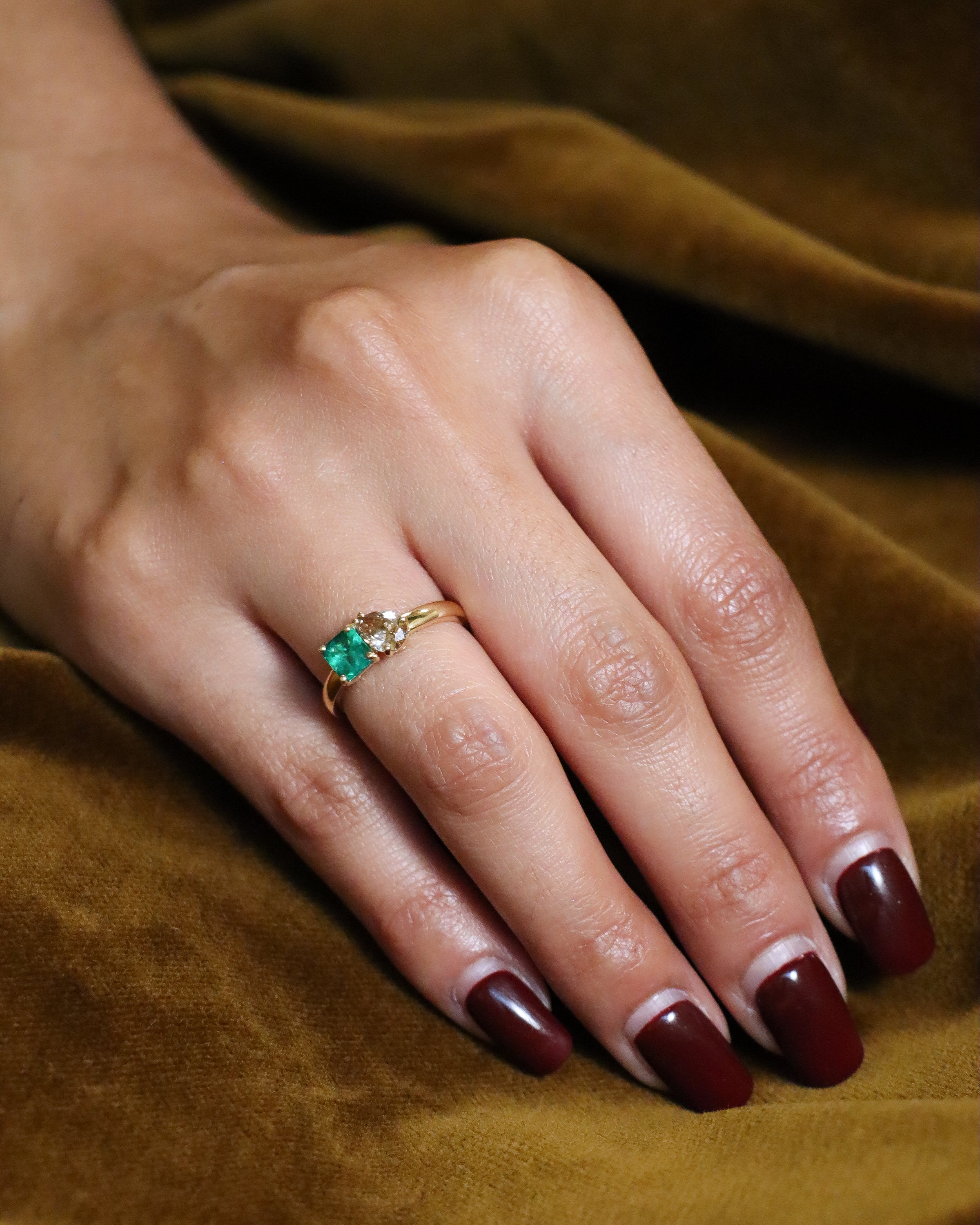 Anello Toi et Moi in oro giallo 18 carati, impreziosito da uno smeraldo del Brasile e da un diamante brown.
