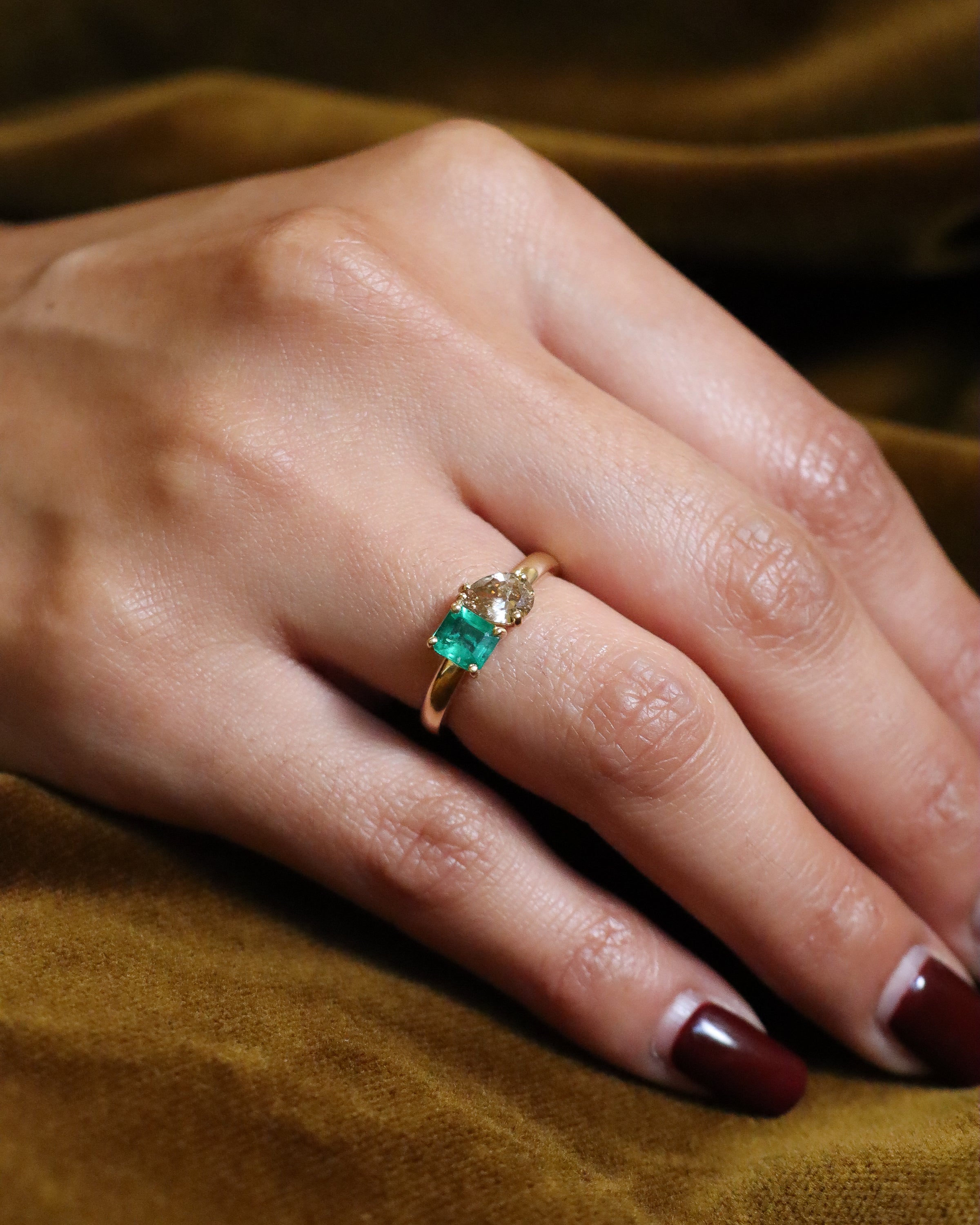Anello Toi et Moi in oro giallo 18 carati, impreziosito da uno smeraldo del Brasile e da un diamante brown.