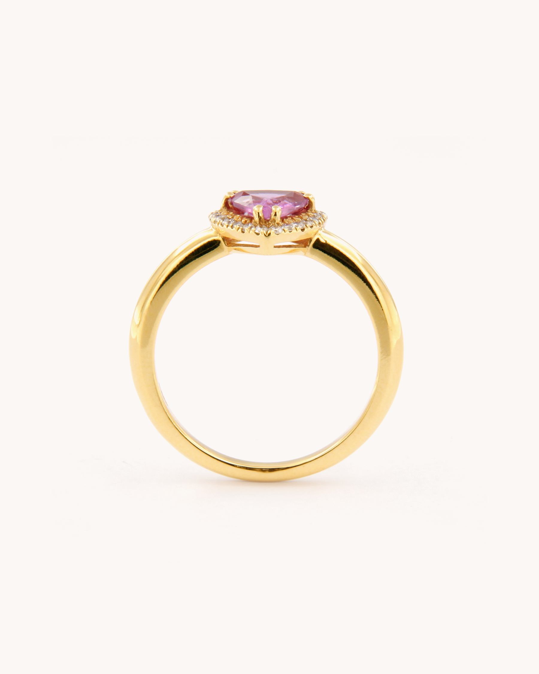 Anello in oro giallo 18 carati con zaffiro rosa taglio trillion e cornice di diamanti – Merù Gioielli
