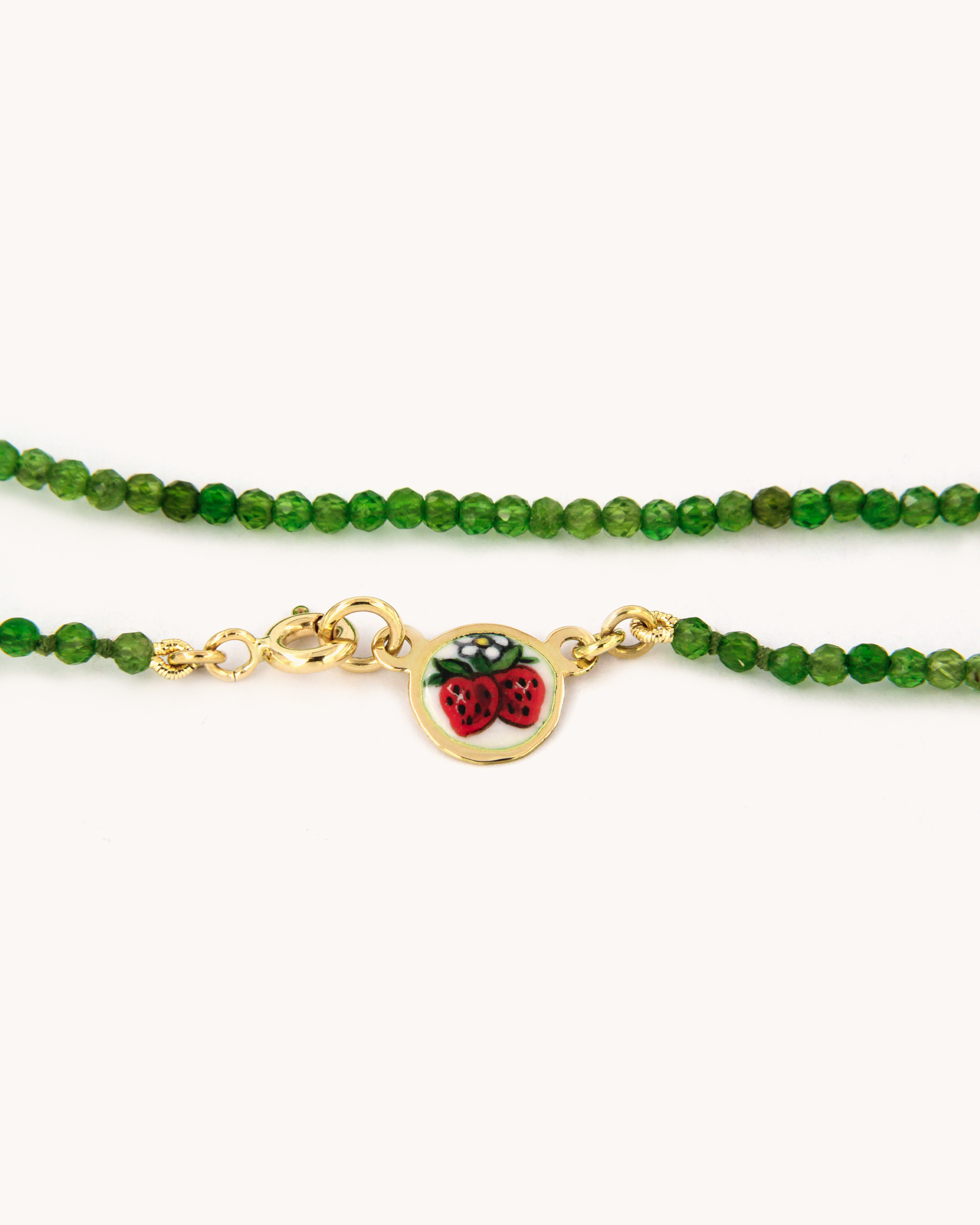 Collana Coloris in cromo diopside e oro 18K con piastrina di fragole in smalto a fuoco dipinda a mano