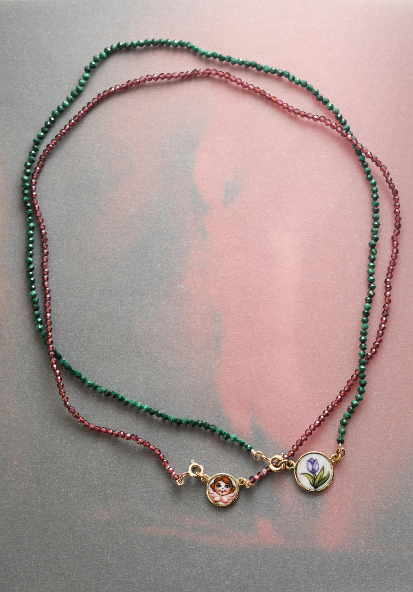 Collana con perline in pietra naturale e piastrina in oro giallo 18 carati decorata con smalto a fuoco dipinto a mano.