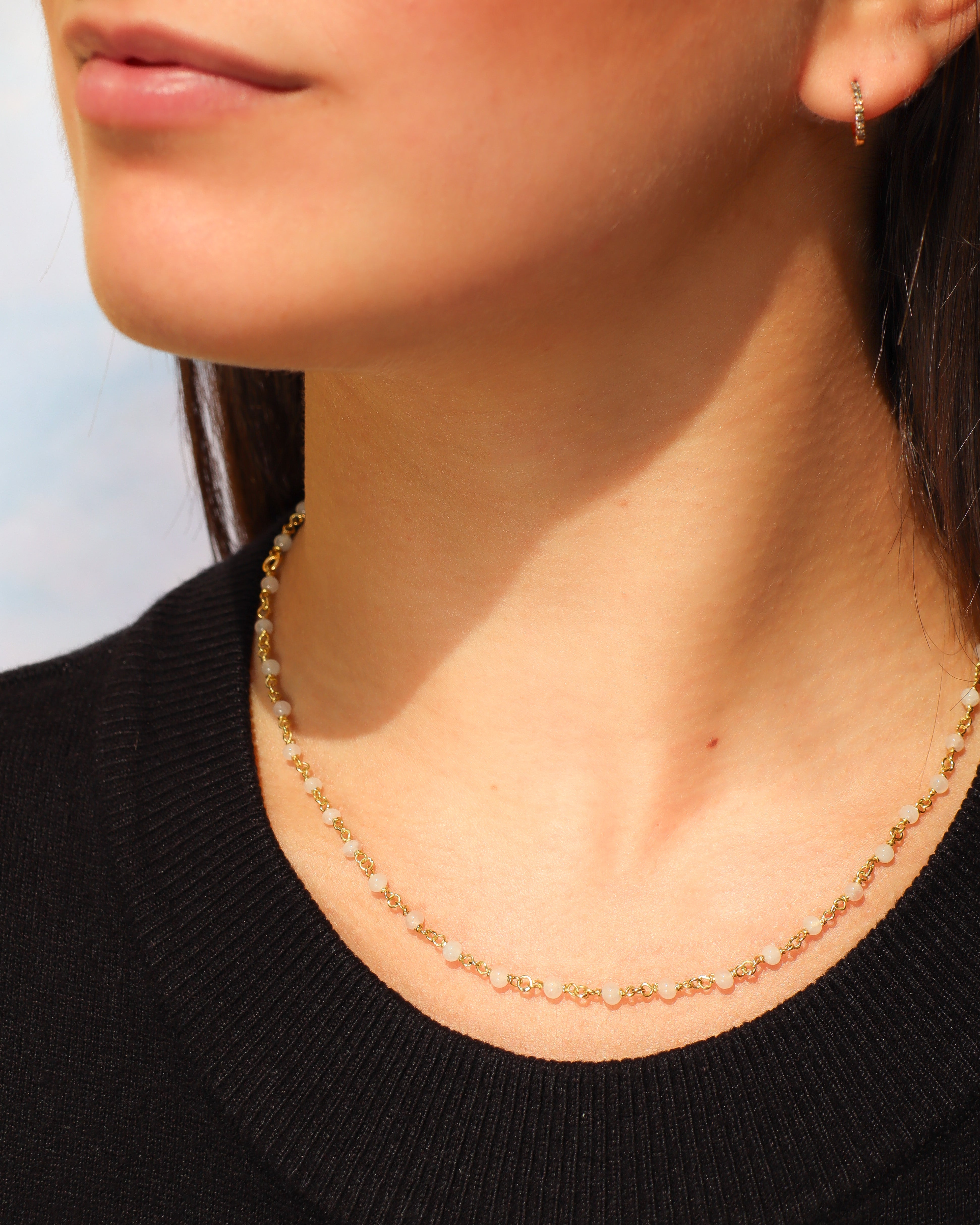 Collana Mediterraneo base in oro giallo 18 carati, impreziosita da perline naturali di quarzo rosa.