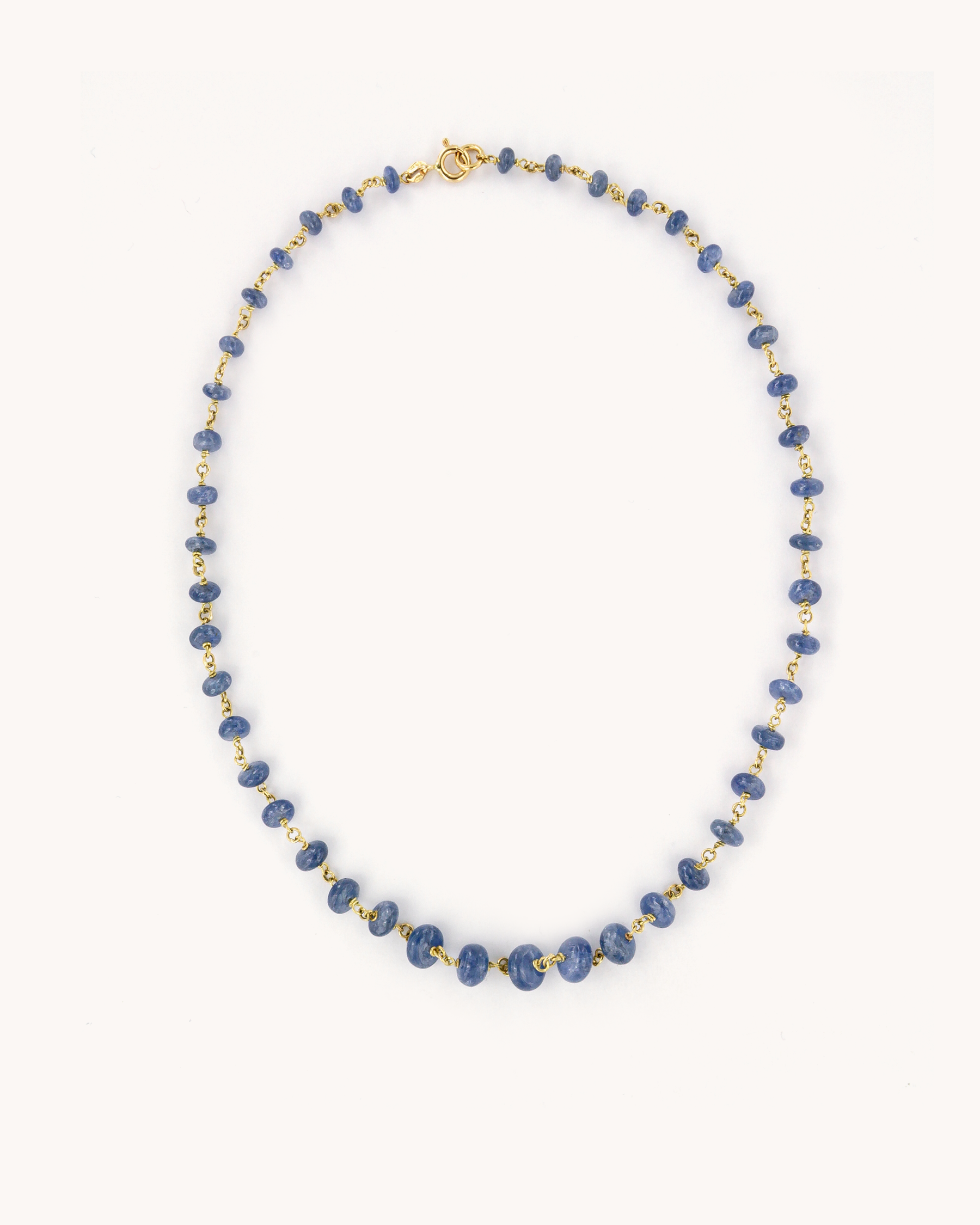 Collana in oro giallo 18 carati impreziosita da radici di zaffiri in raffinata gradazione.