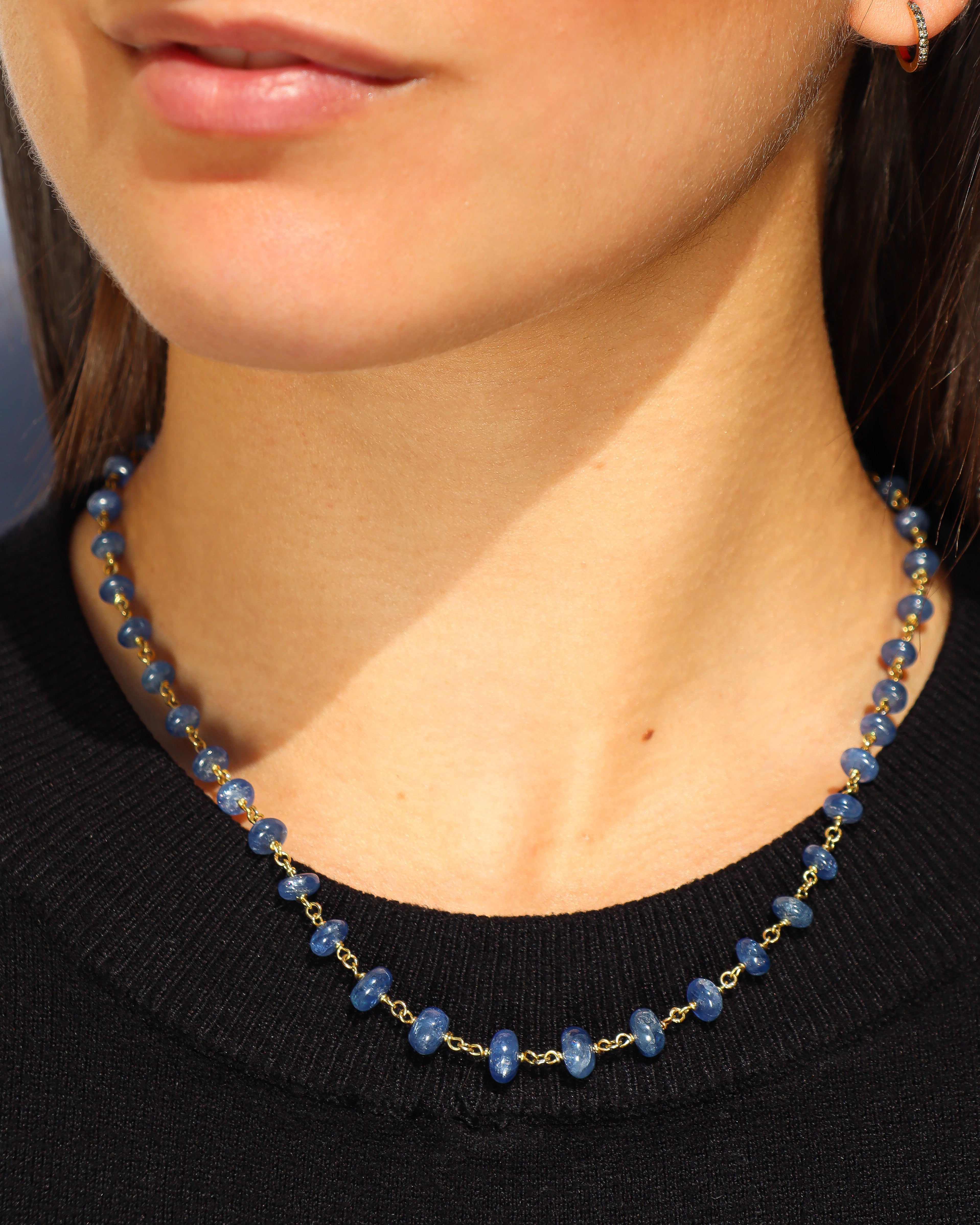 Collana in oro giallo 18 carati impreziosita da radici di zaffiri in raffinata gradazione.