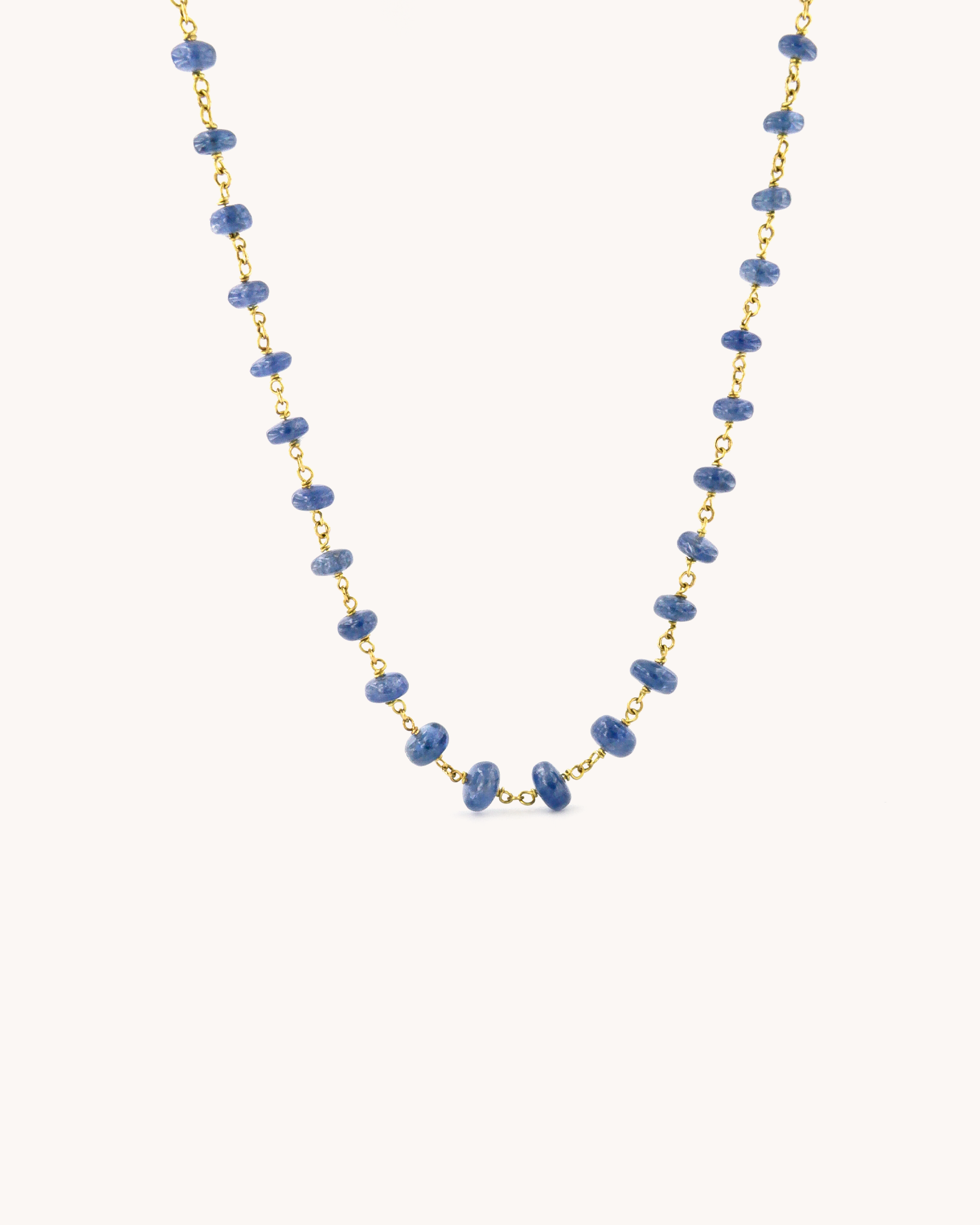 Collana in oro giallo 18 carati impreziosita da radici di zaffiri in raffinata gradazione.