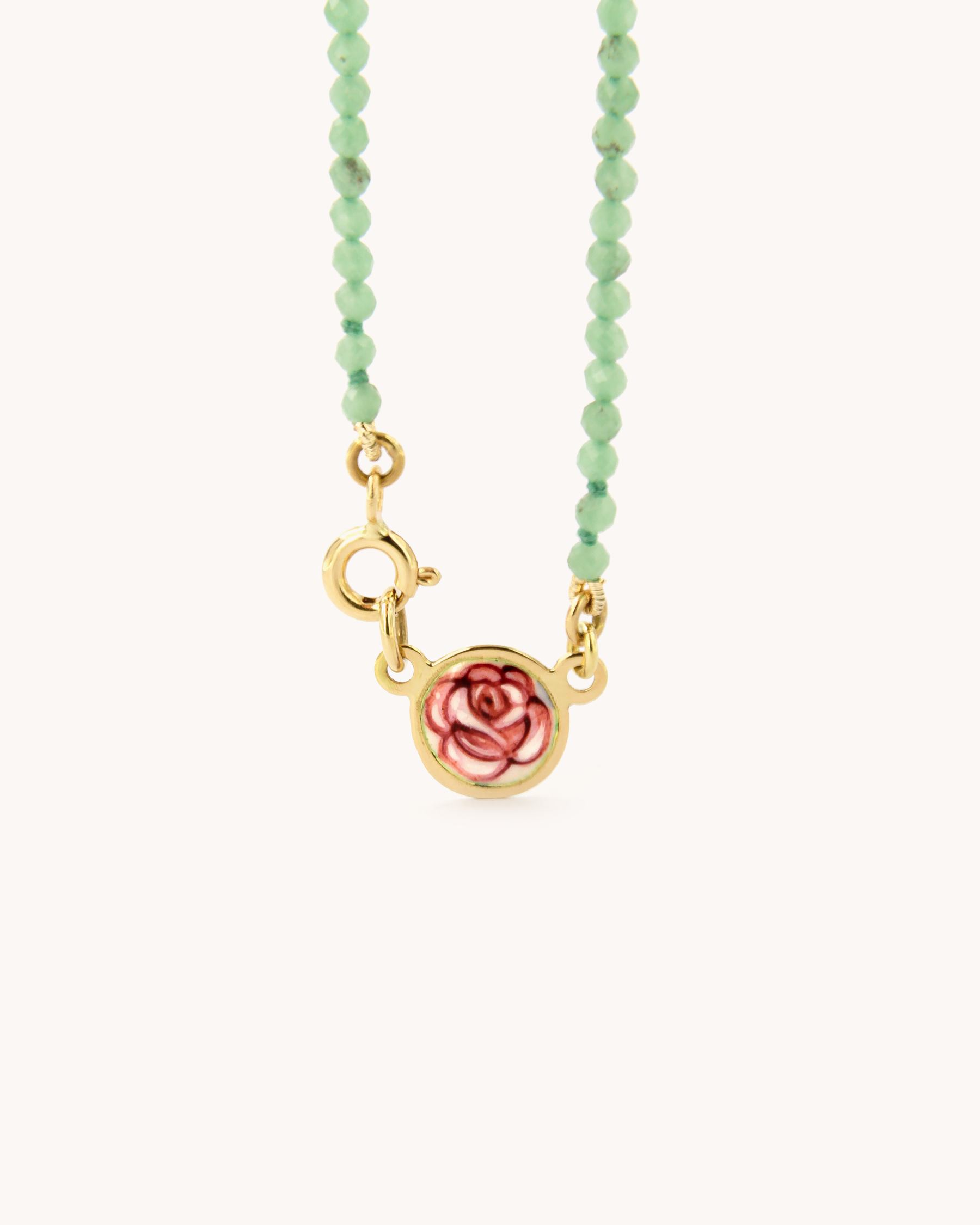Collana con perline di avventurina, pendente rosa smaltata a fuoco e chiusura in oro giallo 18 carati