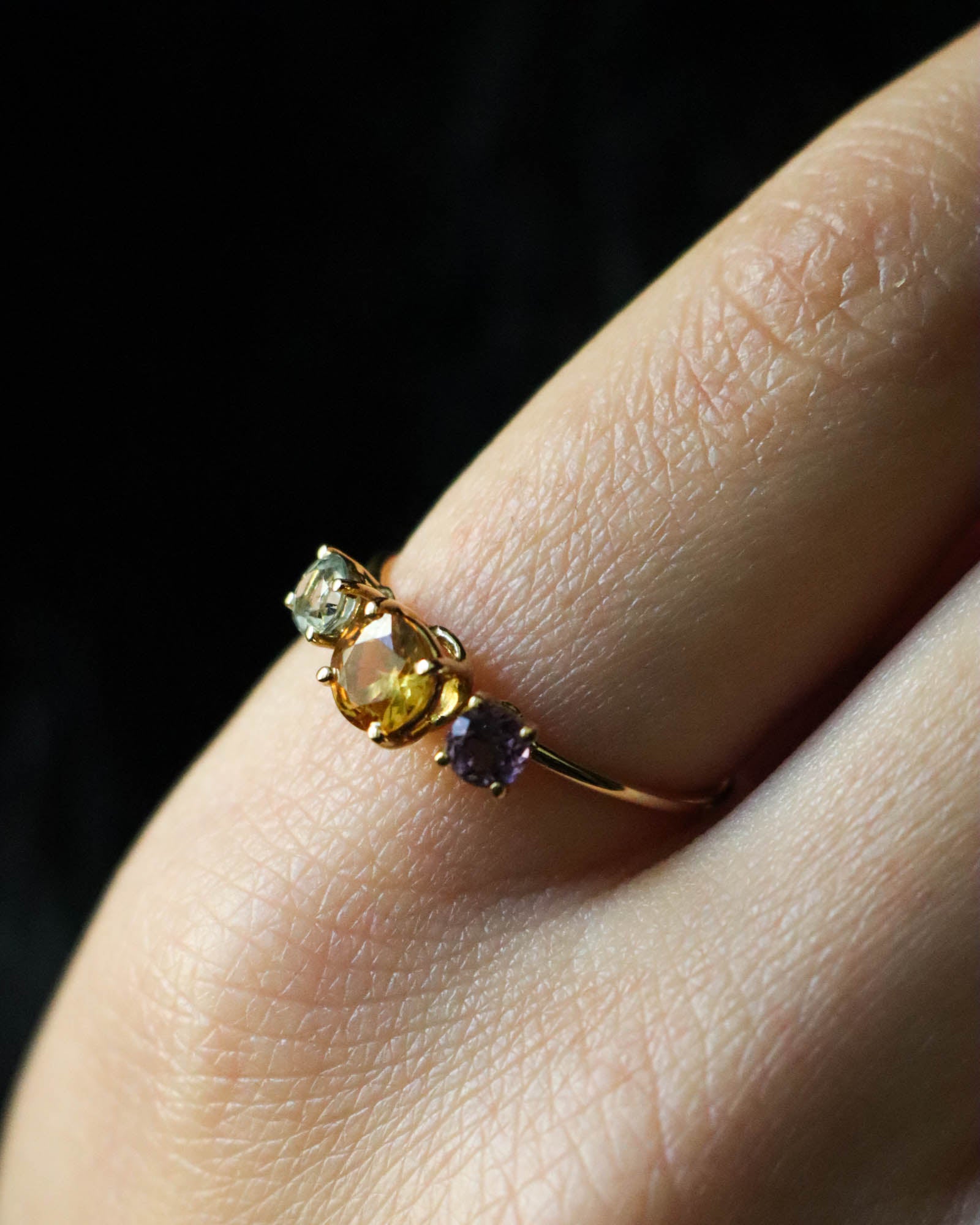 Anello a Filo con Tris Gemme