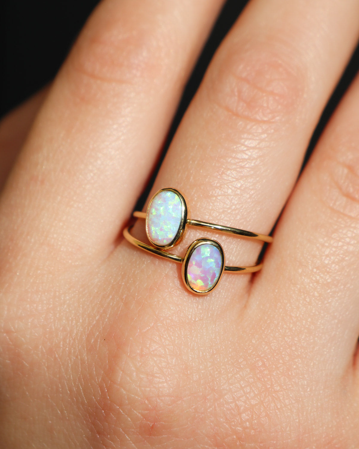 Anello a Filo con Opale Cabochon