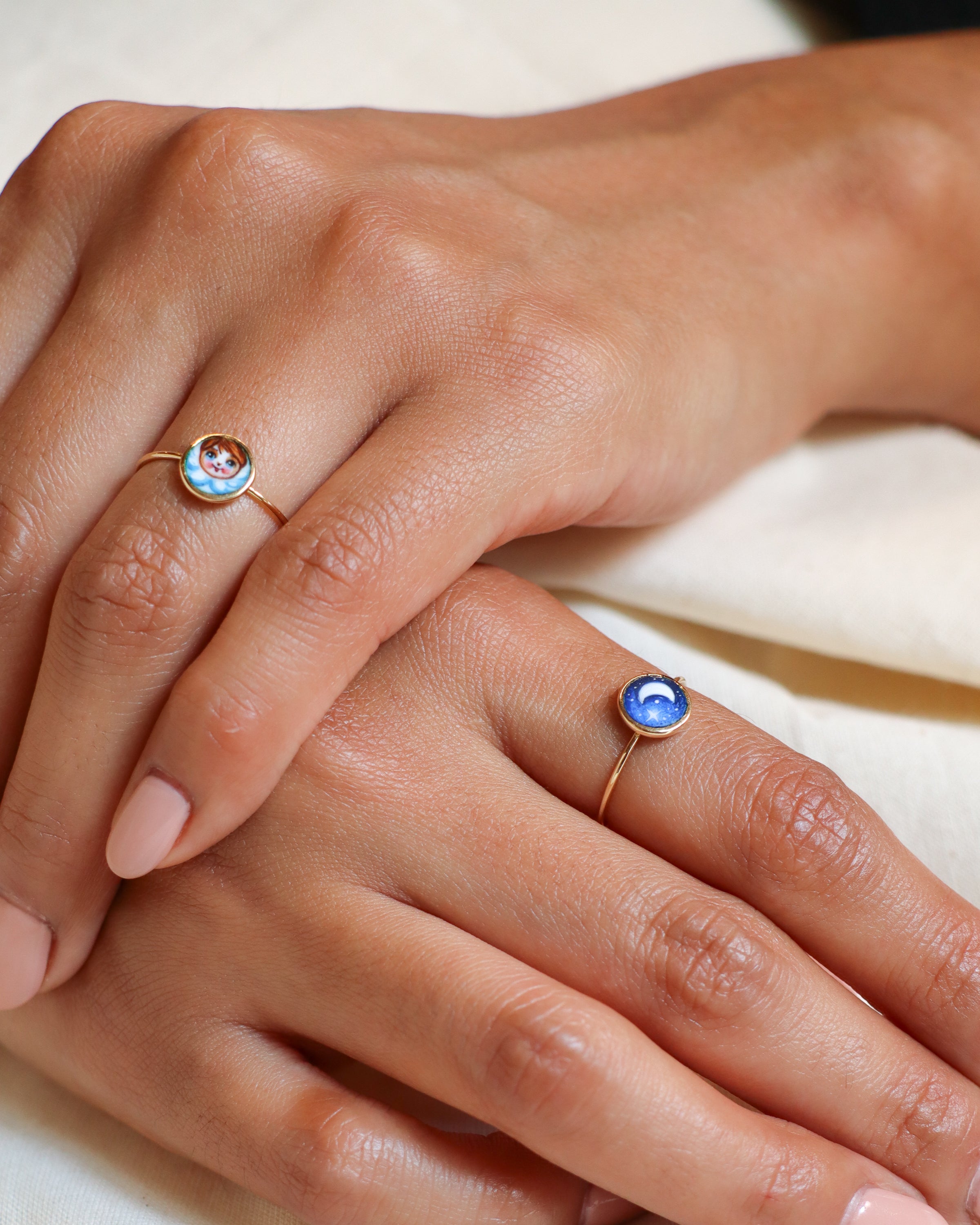Anello a filo Luna in Venere