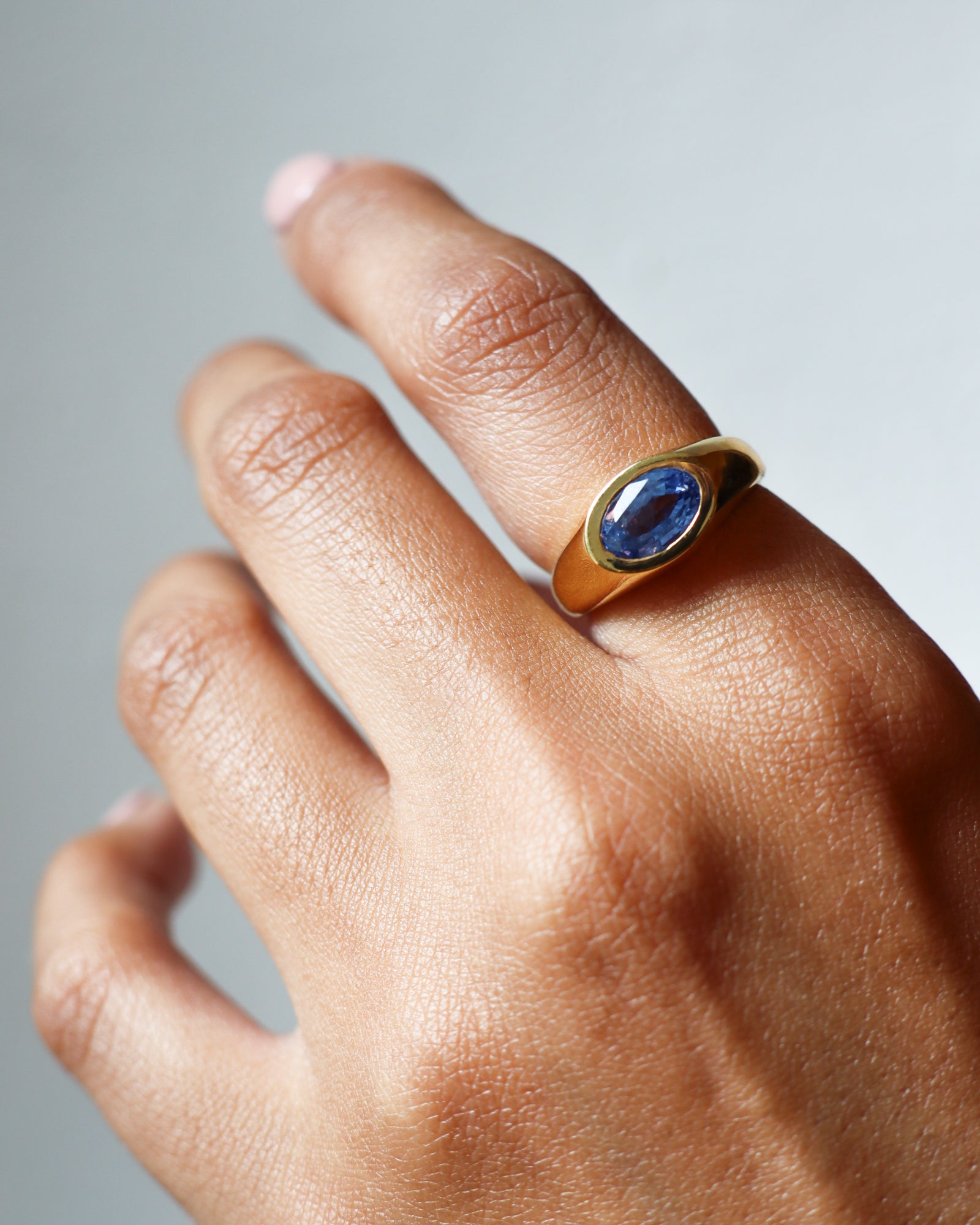 Anello Testa Piatta con Zaffiro