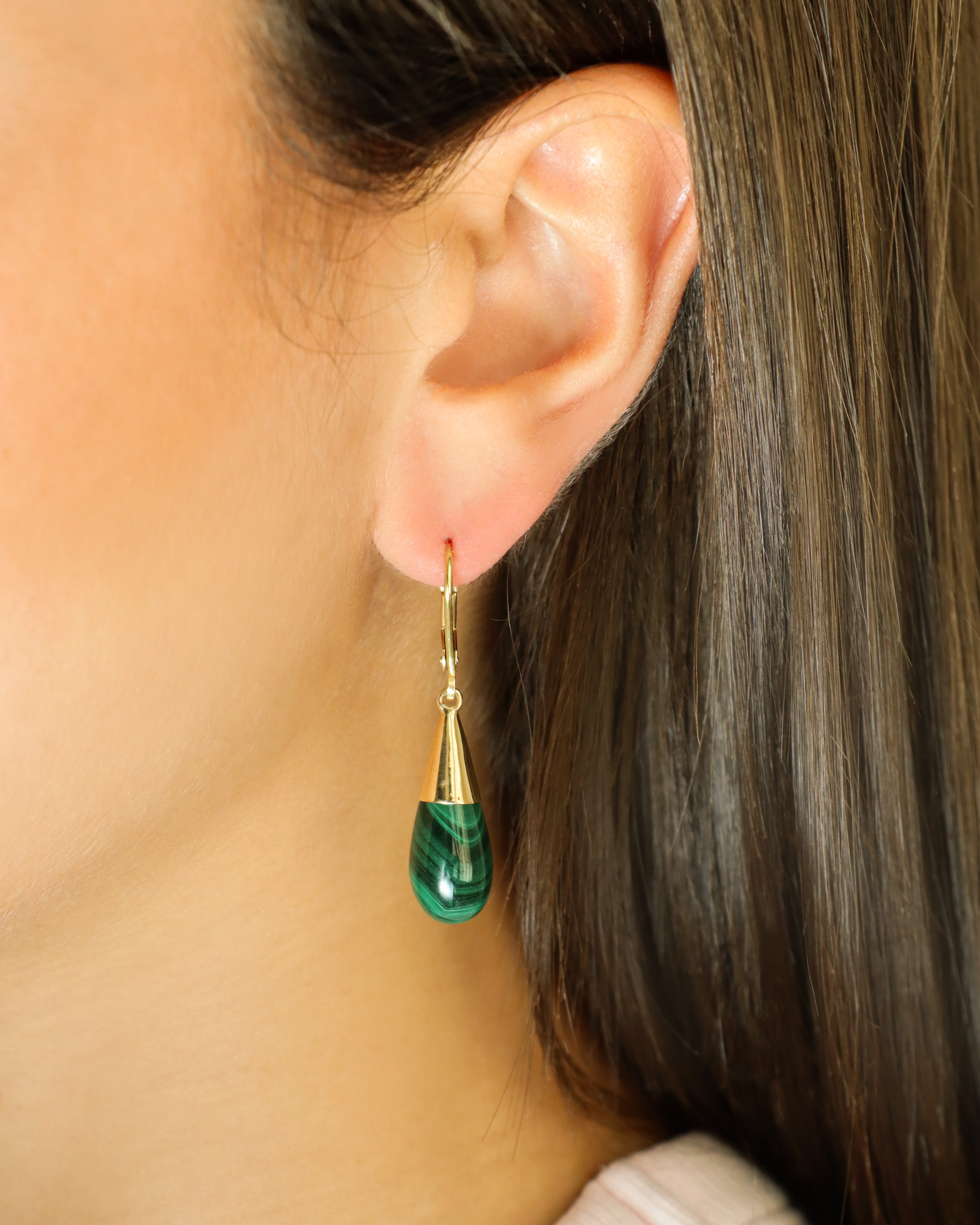 Orecchini in oro giallo 18 carati con gocce di malachite
