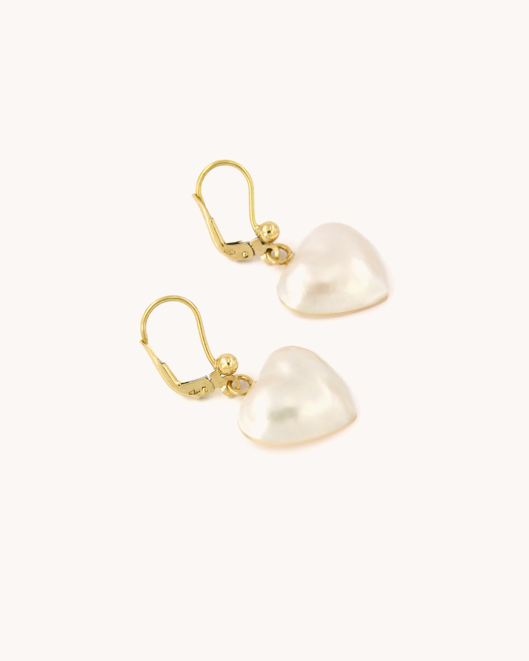 Orecchini pendenti in oro 18K con madreperle Mabé a forma di cuore