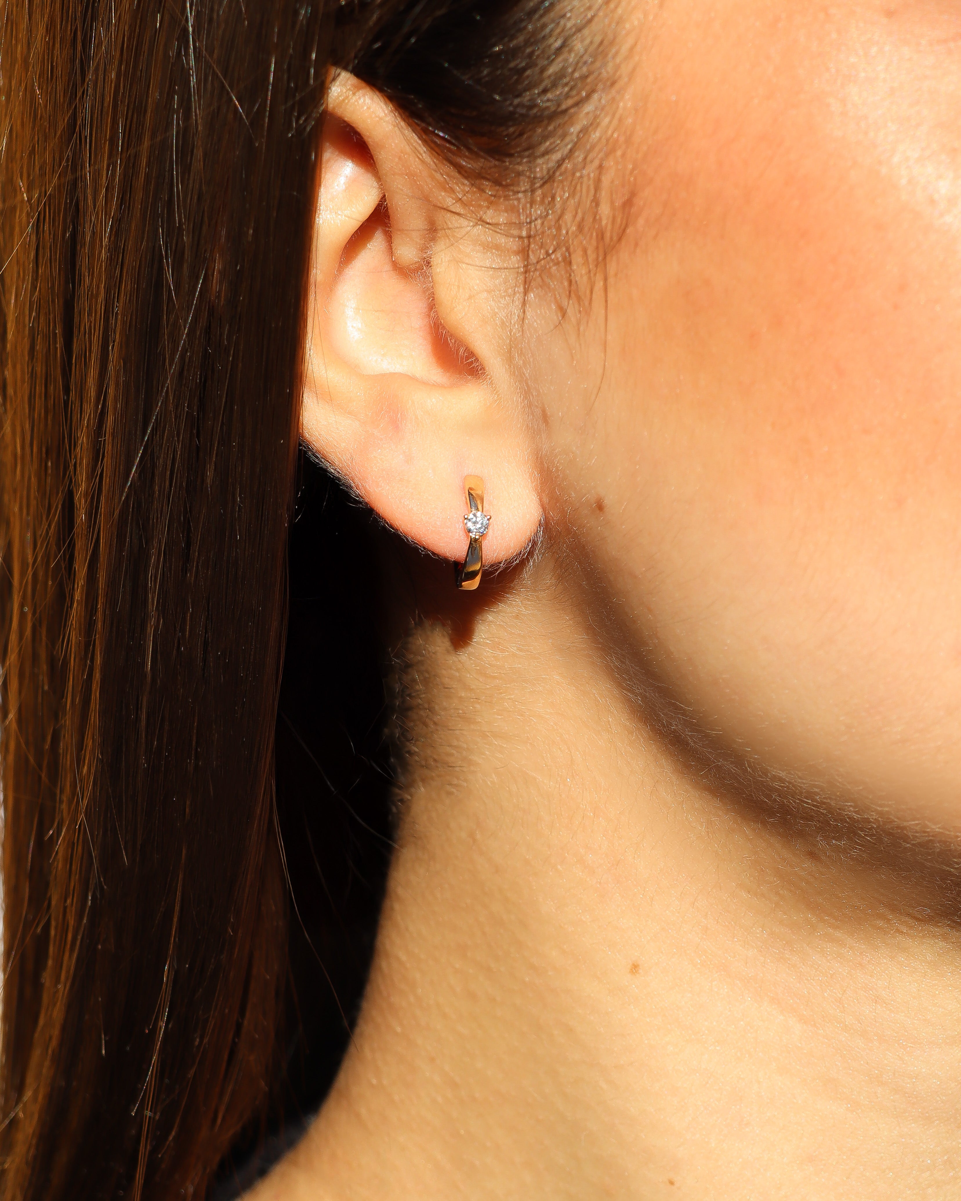 Orecchini a cerchio con diamante centrale