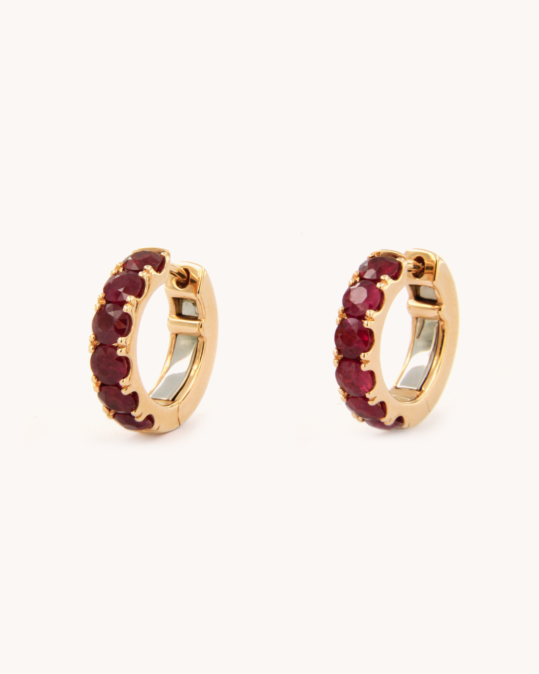 Orecchini a cerchio in oro rosa con rubini