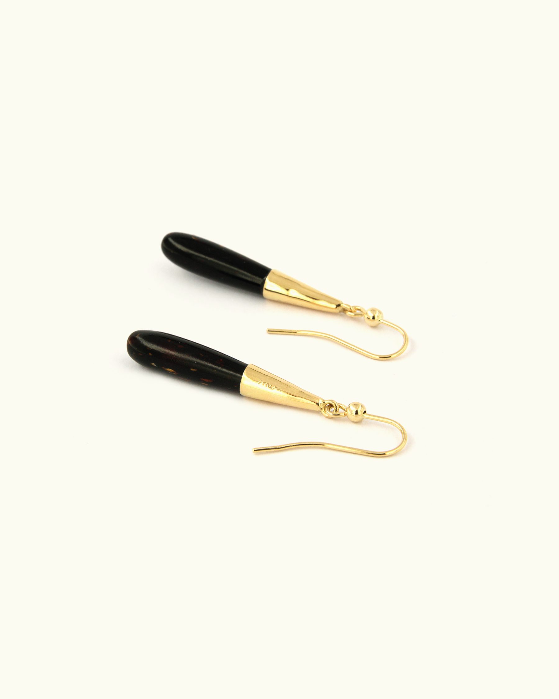 Orecchini pendenti in oro giallo 18K con corallo nero naturale e chiusura ad amo di Merù Gioielli