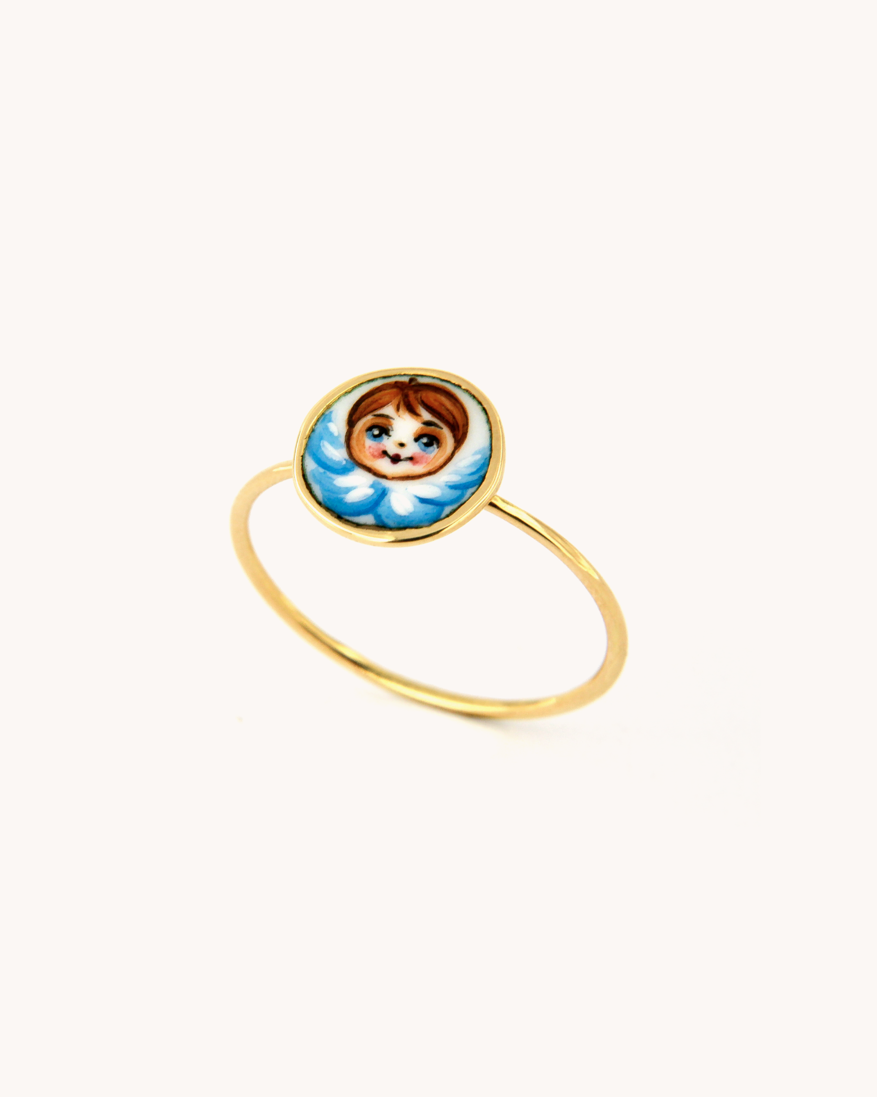 Anello a filo in oro giallo 18 carati con angelo blu dipinto a mano in smalto a fuoco, disponibile in due misure