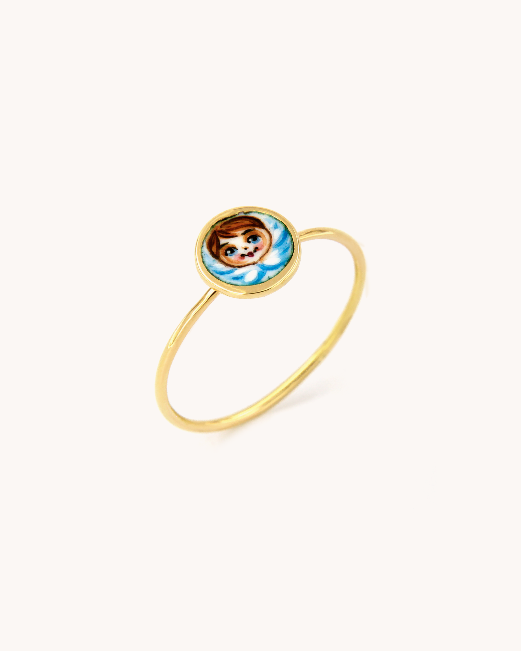Anello a filo in oro giallo 18 carati con angelo blu dipinto a mano in smalto a fuoco, disponibile in due misure