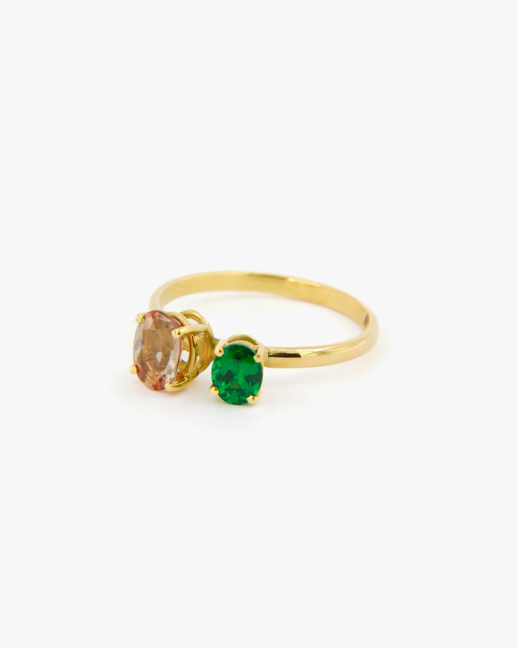 Anello a filo in oro giallo 18 carati con andalusite e tsavorite.