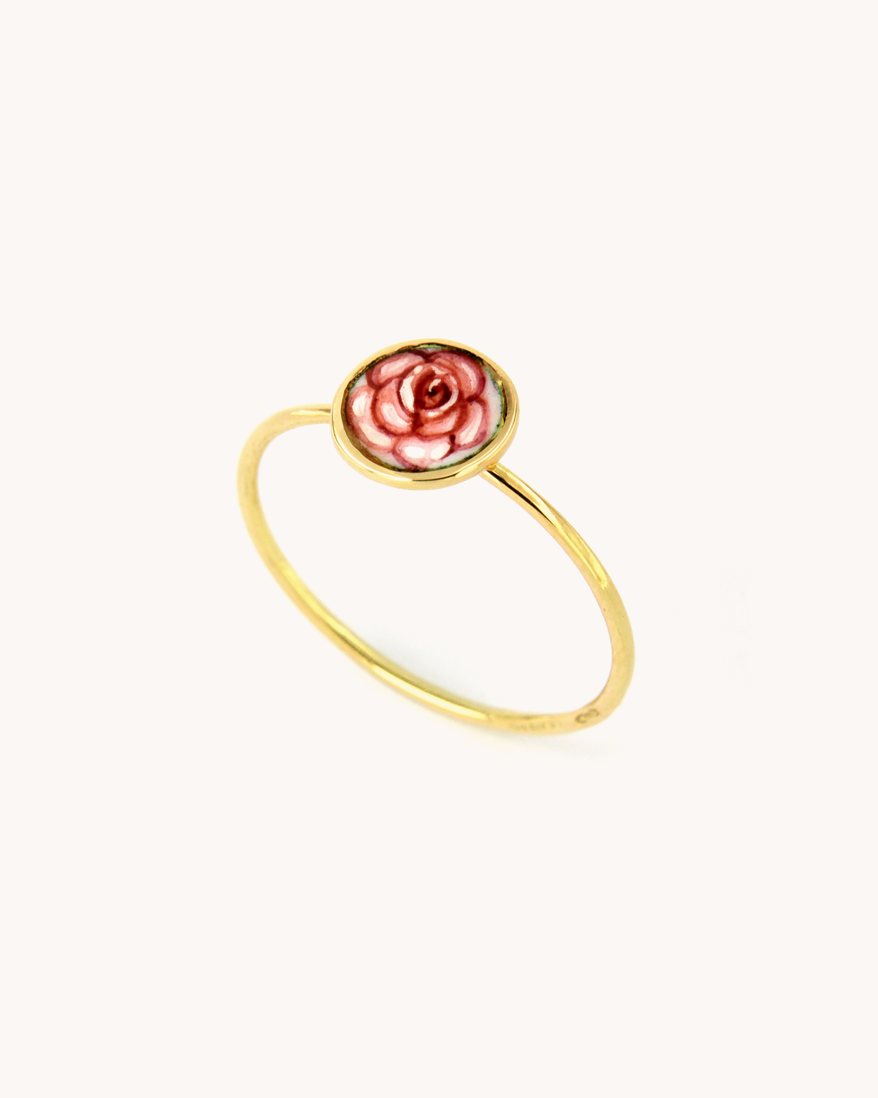 Anello a filo in oro giallo 18 carati con rosa dipinta a mano in smalto a fuoco