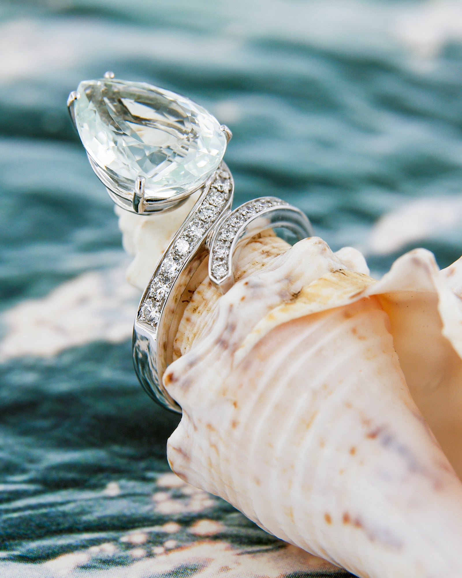 Anello in oro bianco 18 carati con acquamarina taglio goccia e diamanti, firmato Merù Gioielli