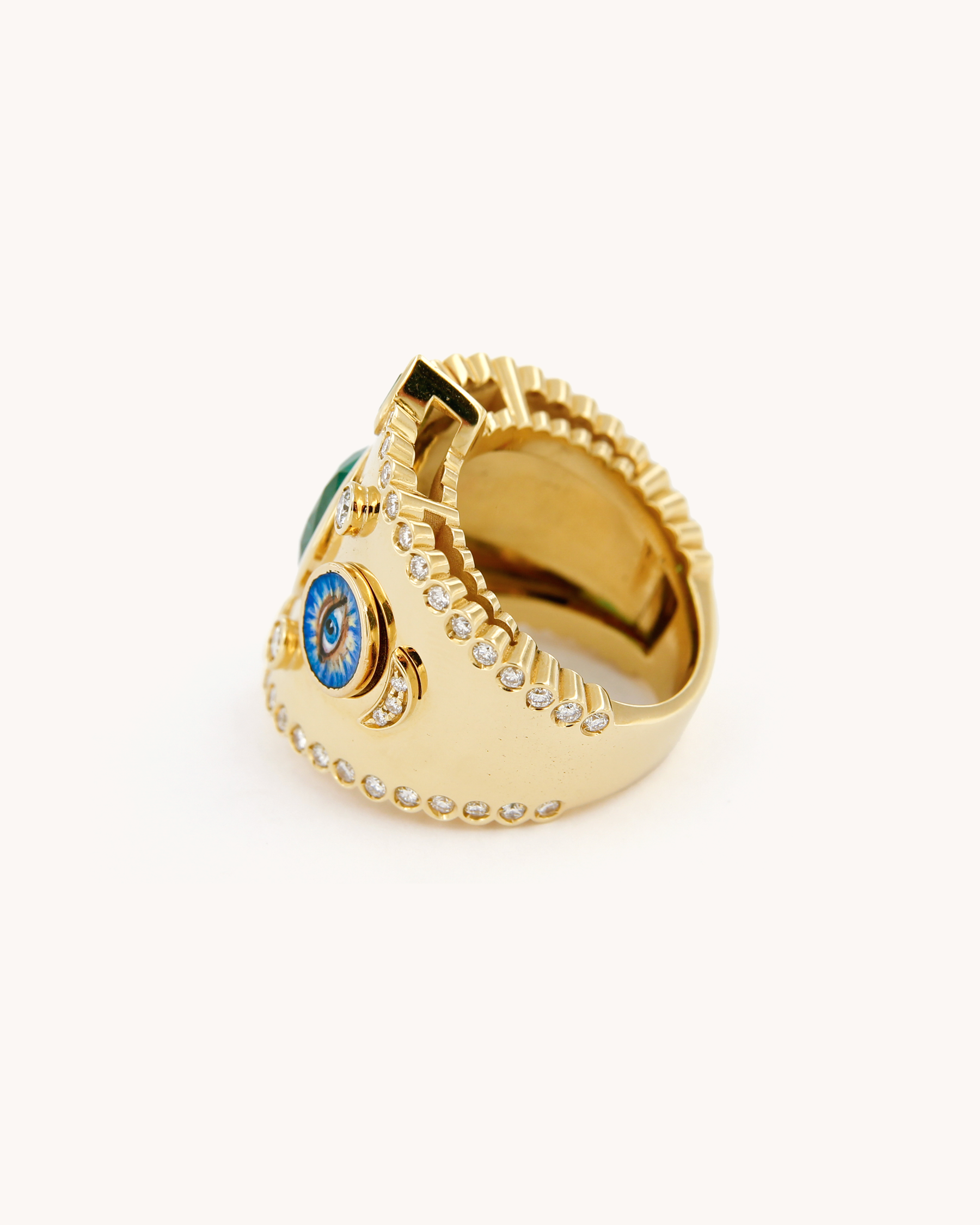 Anello in oro giallo 18k con smeraldo centrale, diamanti e dettagli in smalto – alta gioielleria