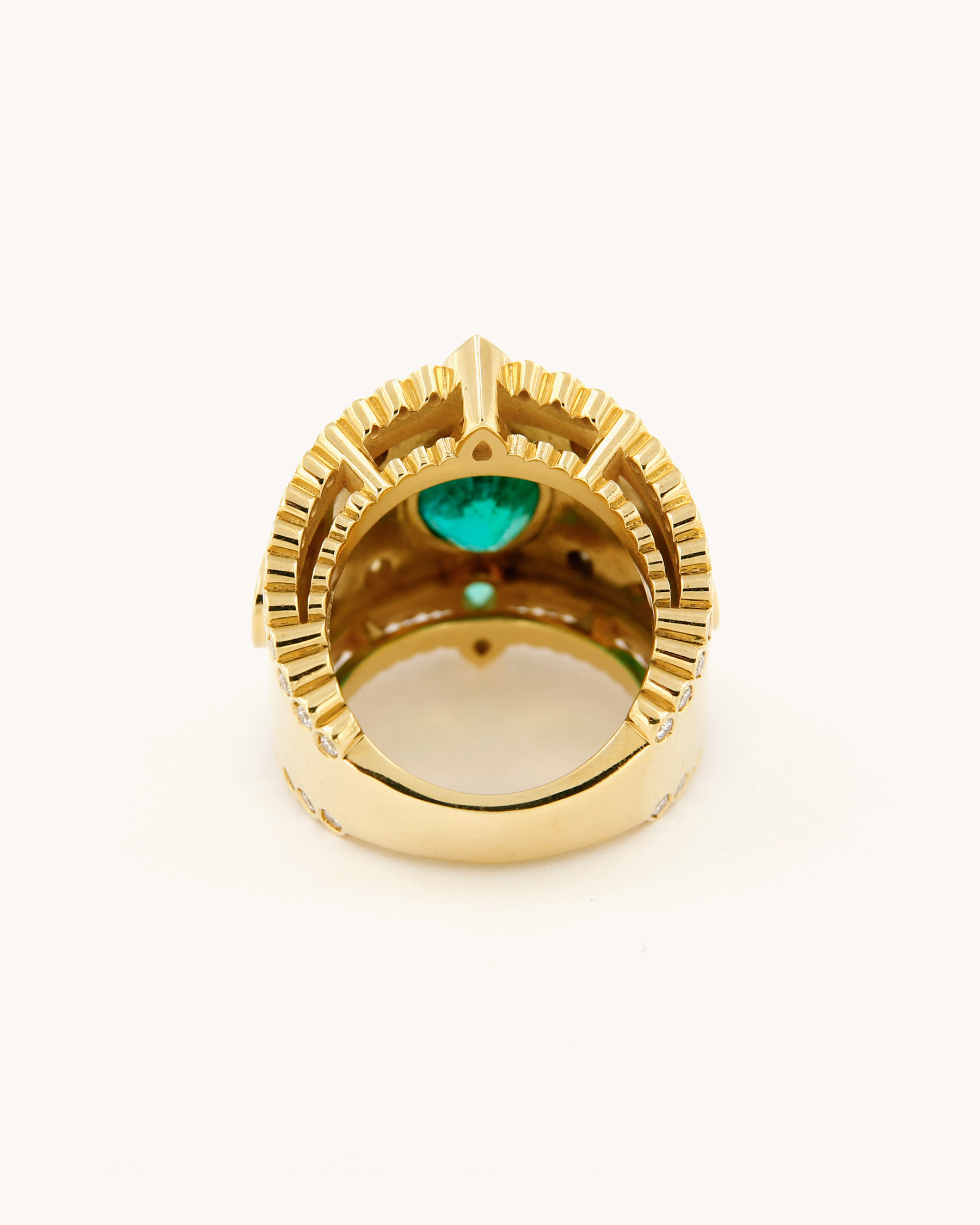 Anello in oro giallo 18k con smeraldo centrale, diamanti e dettagli in smalto – alta gioielleria