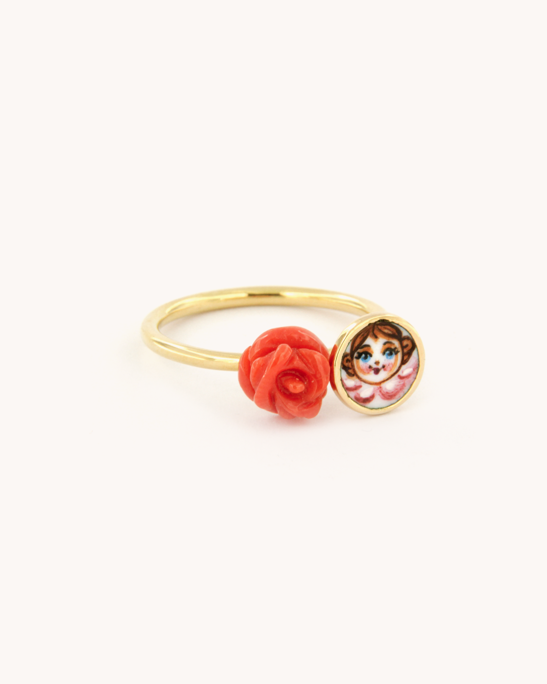 Anello in oro giallo 18 carati con angelo in smalto a fuoco dipinto a mano e corallo rosso scolpito a fiore