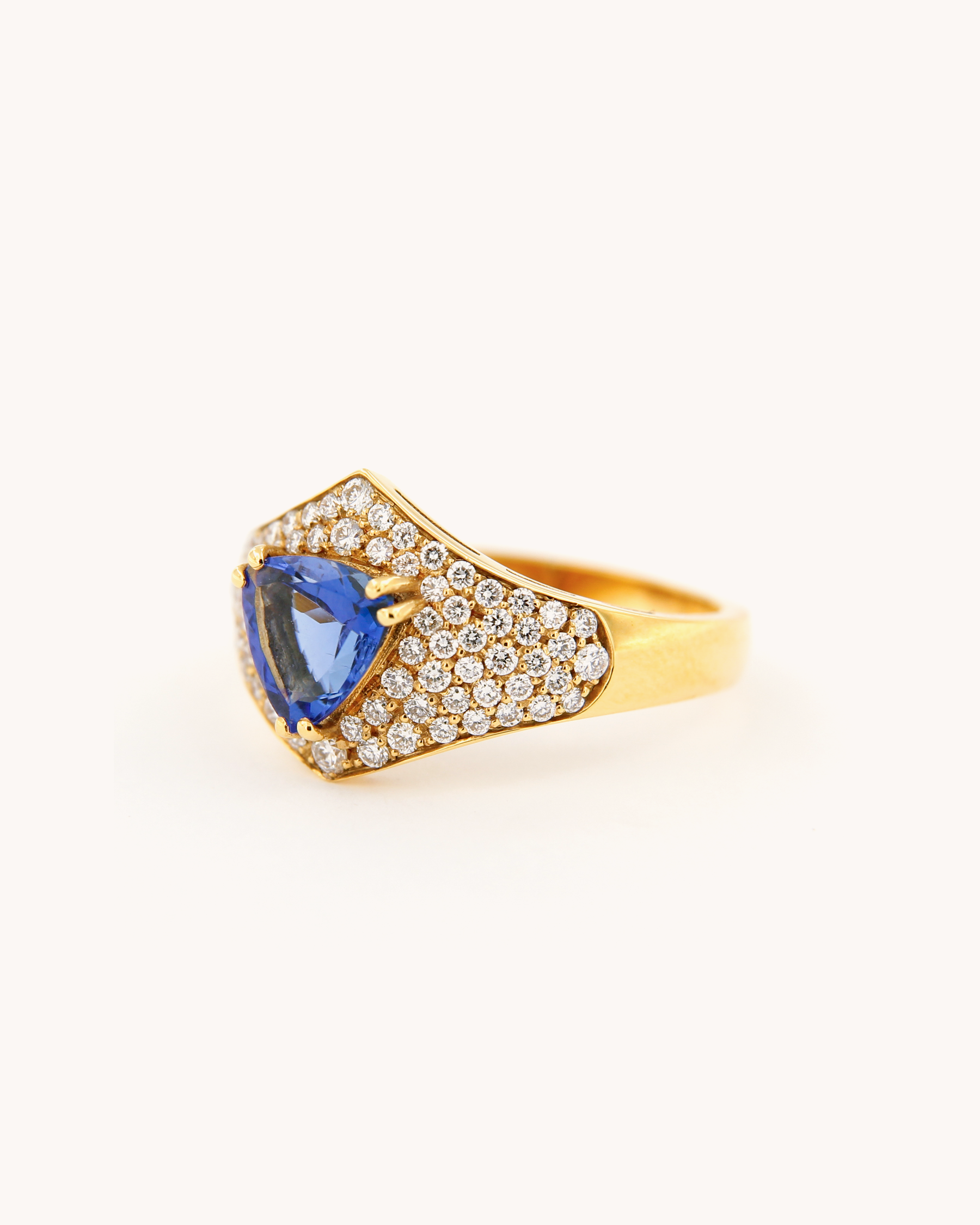 Anello fascia in oro giallo 18 carati con tanzanite taglio trillion e diamanti pavé firmato Merù Gioielli