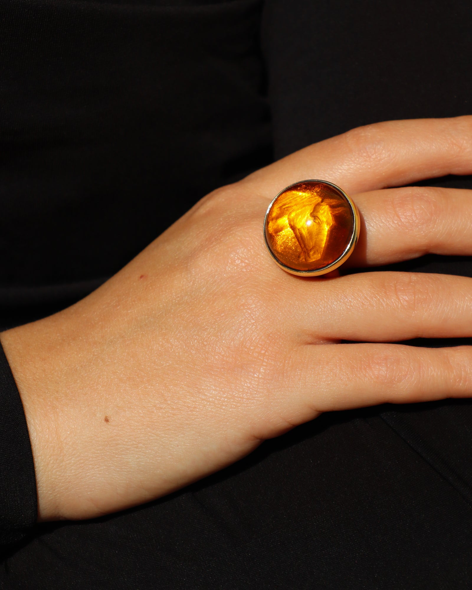 Anello in oro giallo 18 carati con ambra incisa a mano raffigurante un cavallo, Merù Gioielli