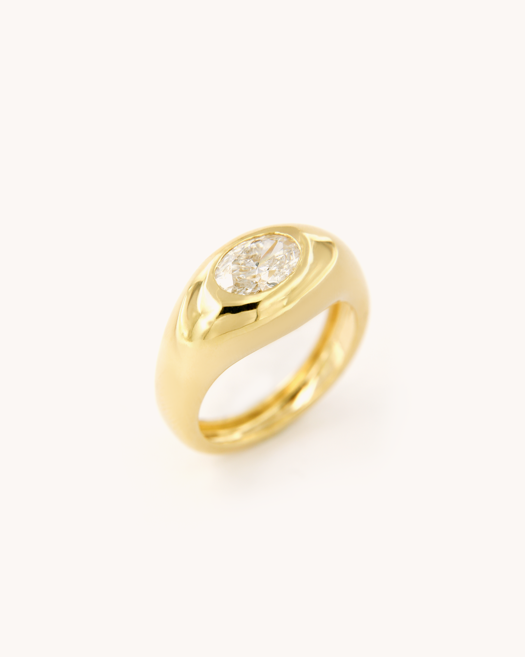 Anello chevalier in oro giallo 18k con diamanti certificati IGI