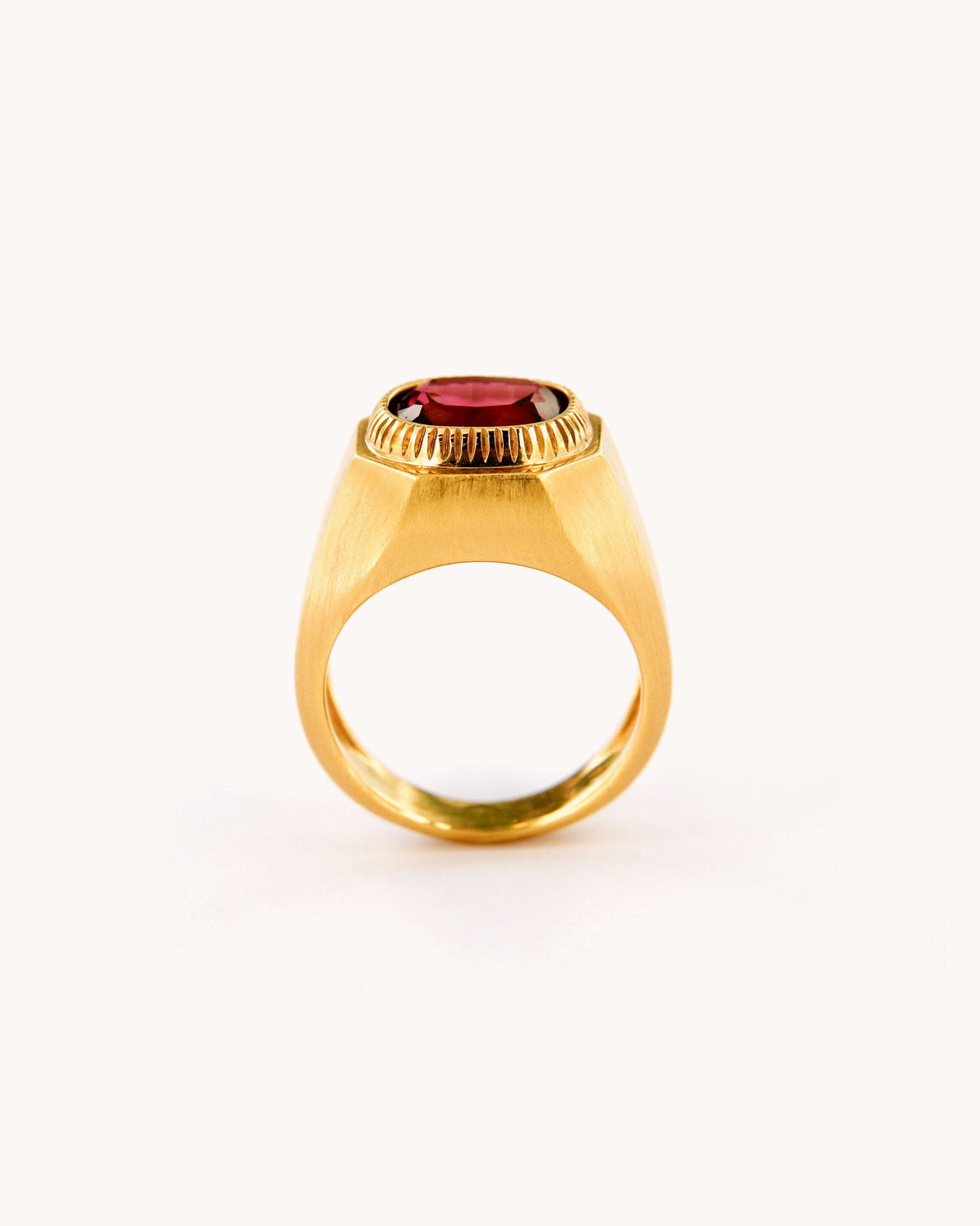 Anello chevalier in oro giallo 18 carati con rubellite rossa taglio ovale - Merù Gioielli