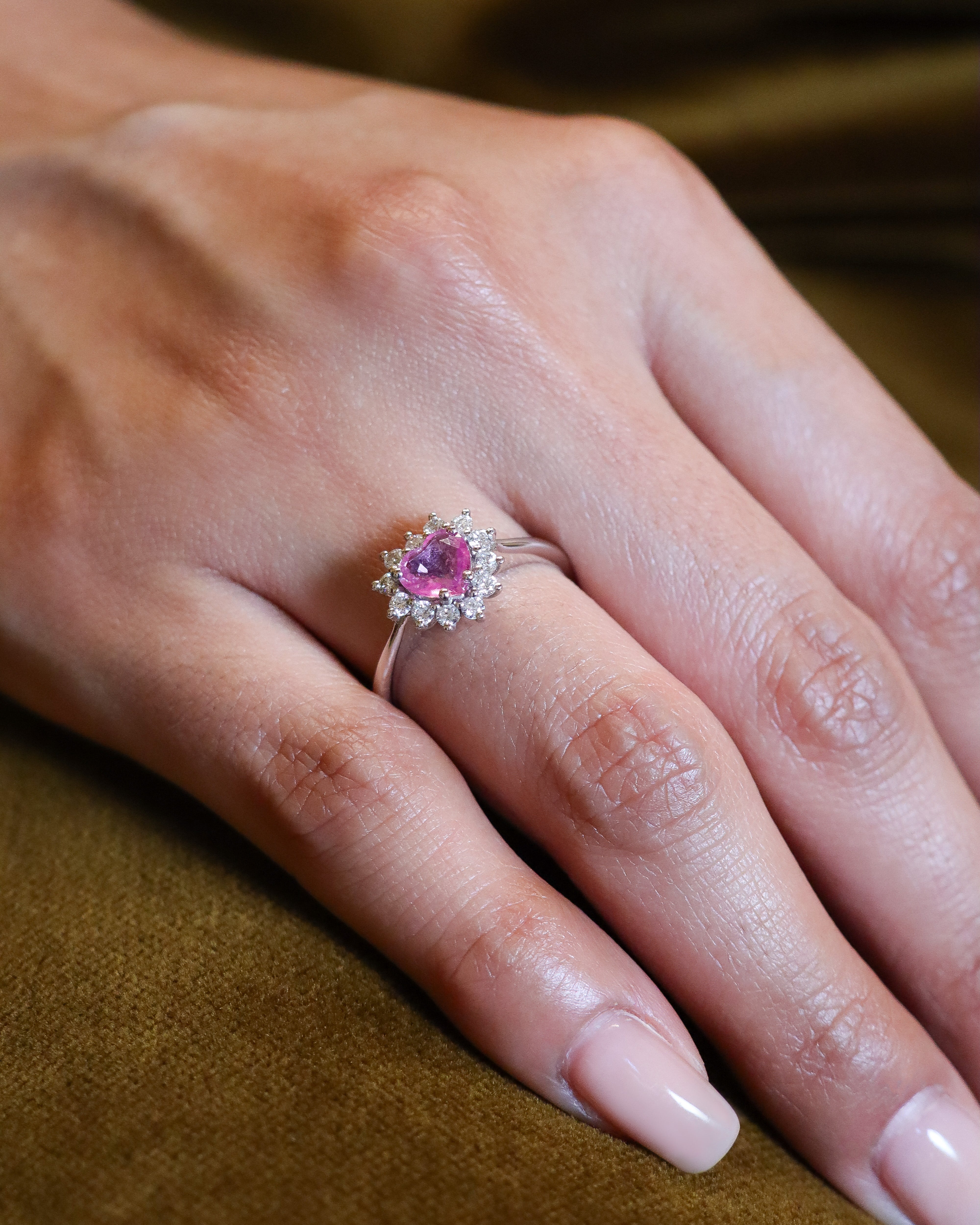 Anello in oro bianco 18K con zaffiro rosa taglio cuore circondato da diamanti bianchi