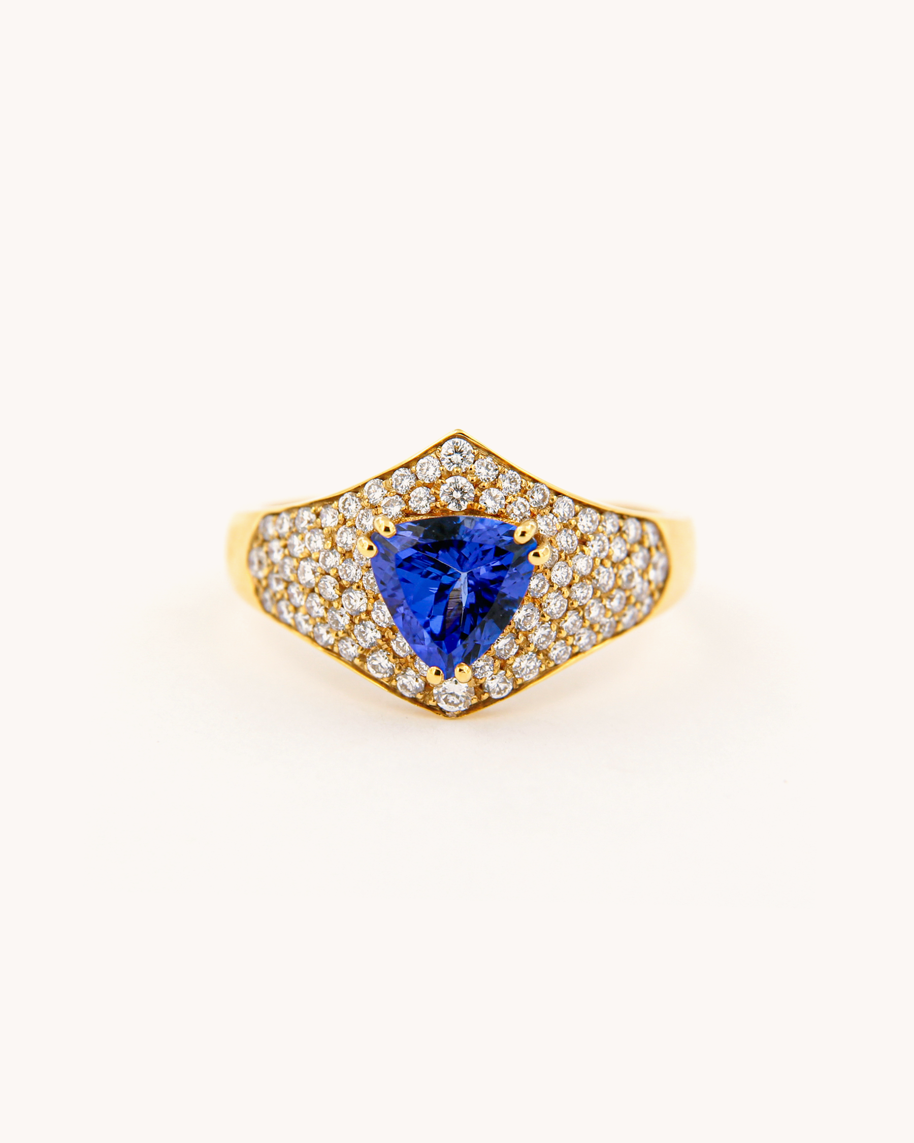 Anello fascia in oro giallo 18 carati con tanzanite taglio trillion e diamanti pavé firmato Merù Gioielli