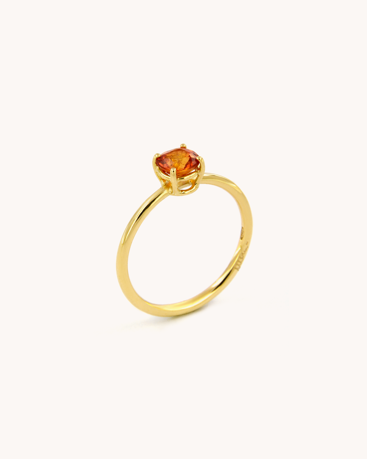 Anello Filo di Zaffiro in oro giallo 18 carati con zaffiro orange