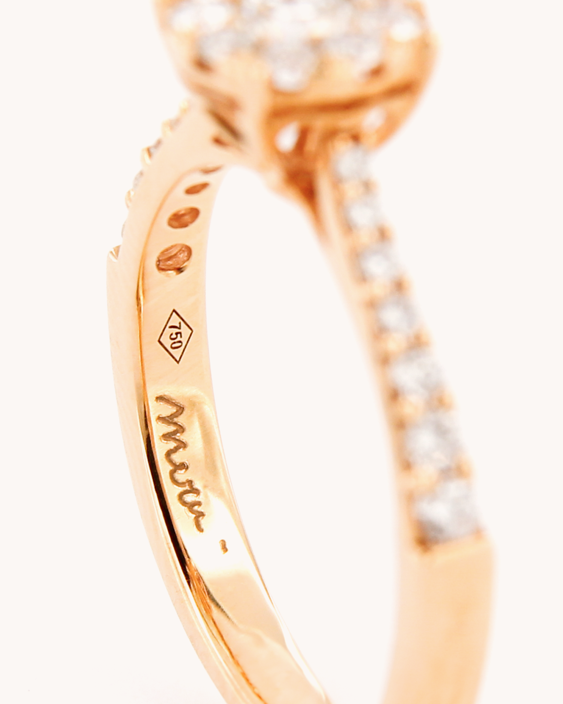 Anello illusione di diamanti in oro rosa 18 carati con mezzo giro di diamanti bianchi