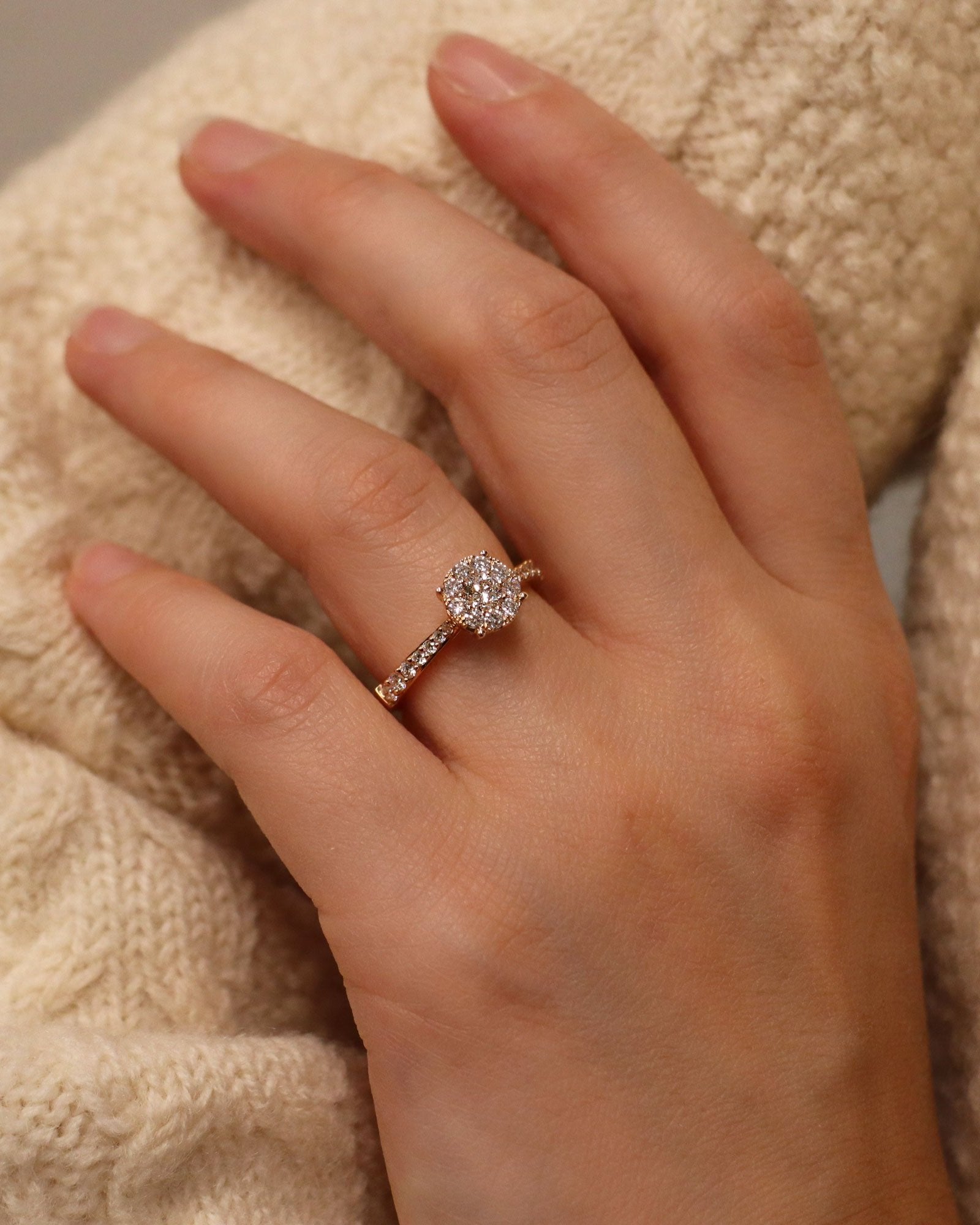 Anello illusione di diamanti in oro rosa 18 carati con mezzo giro di diamanti bianchi