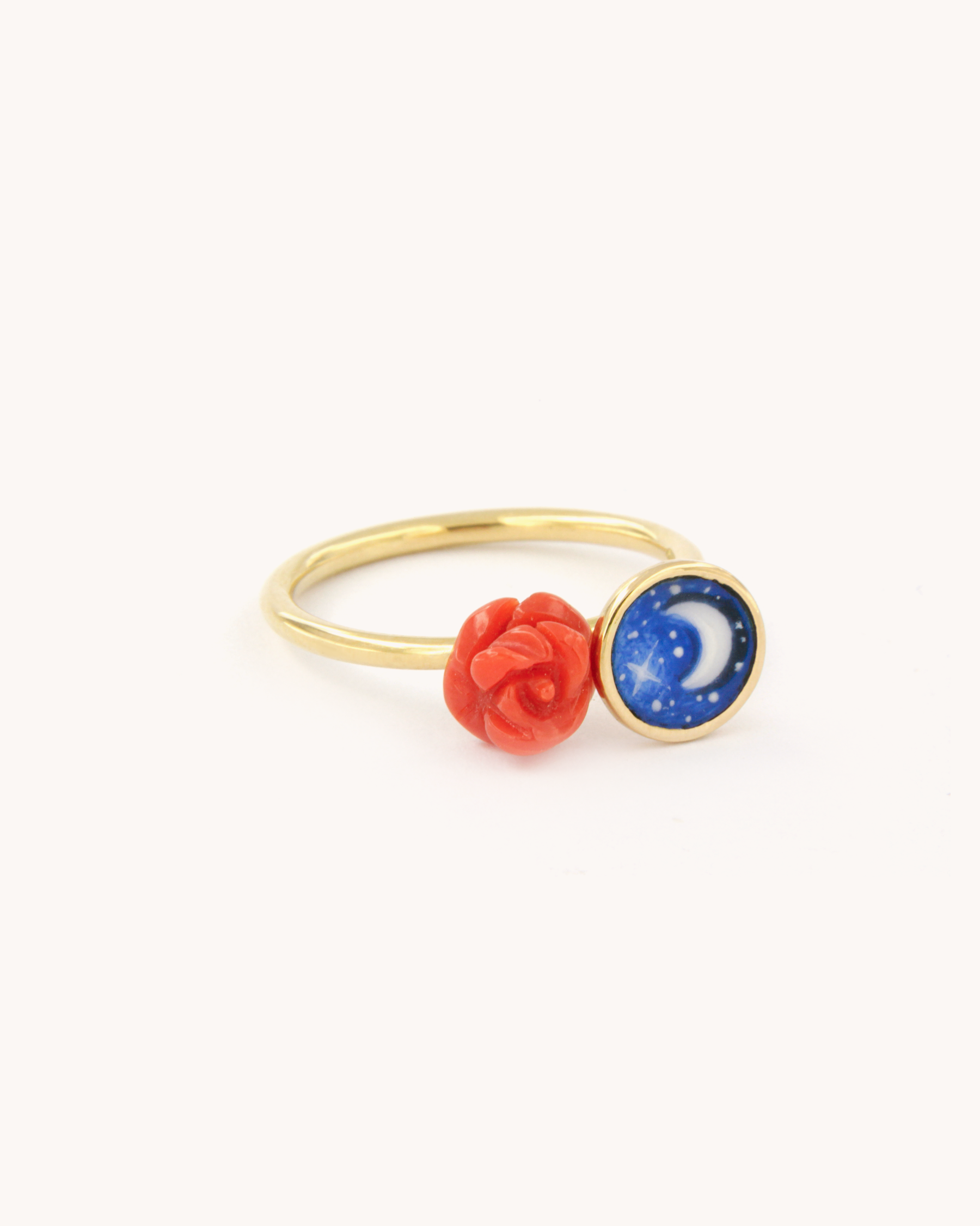 Anello in oro giallo 18 carati con “Luna in Venere” in smalto a fuoco dipinto a mano, impreziosito da un corallo rosso scolpito a fiore