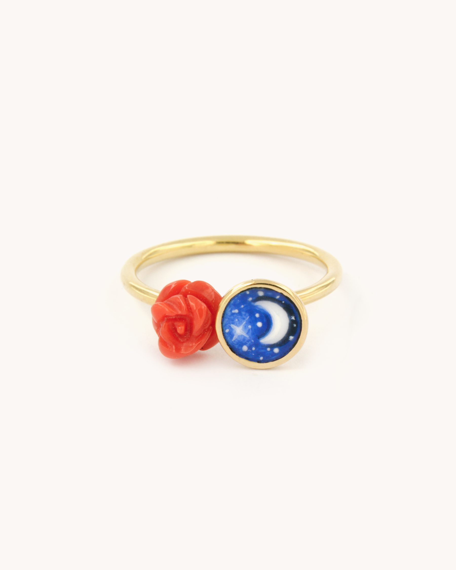 Anello in oro giallo 18 carati con “Luna in Venere” in smalto a fuoco dipinto a mano, impreziosito da un corallo rosso scolpito a fiore
