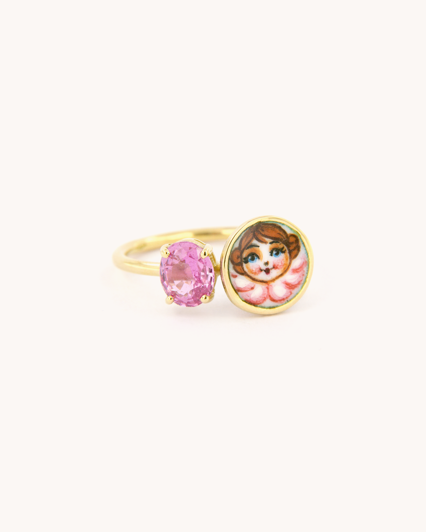 Anello in oro giallo 18k con angelo dipinto a mano in smalto a fuoco e zaffiro rosa 1,04ct