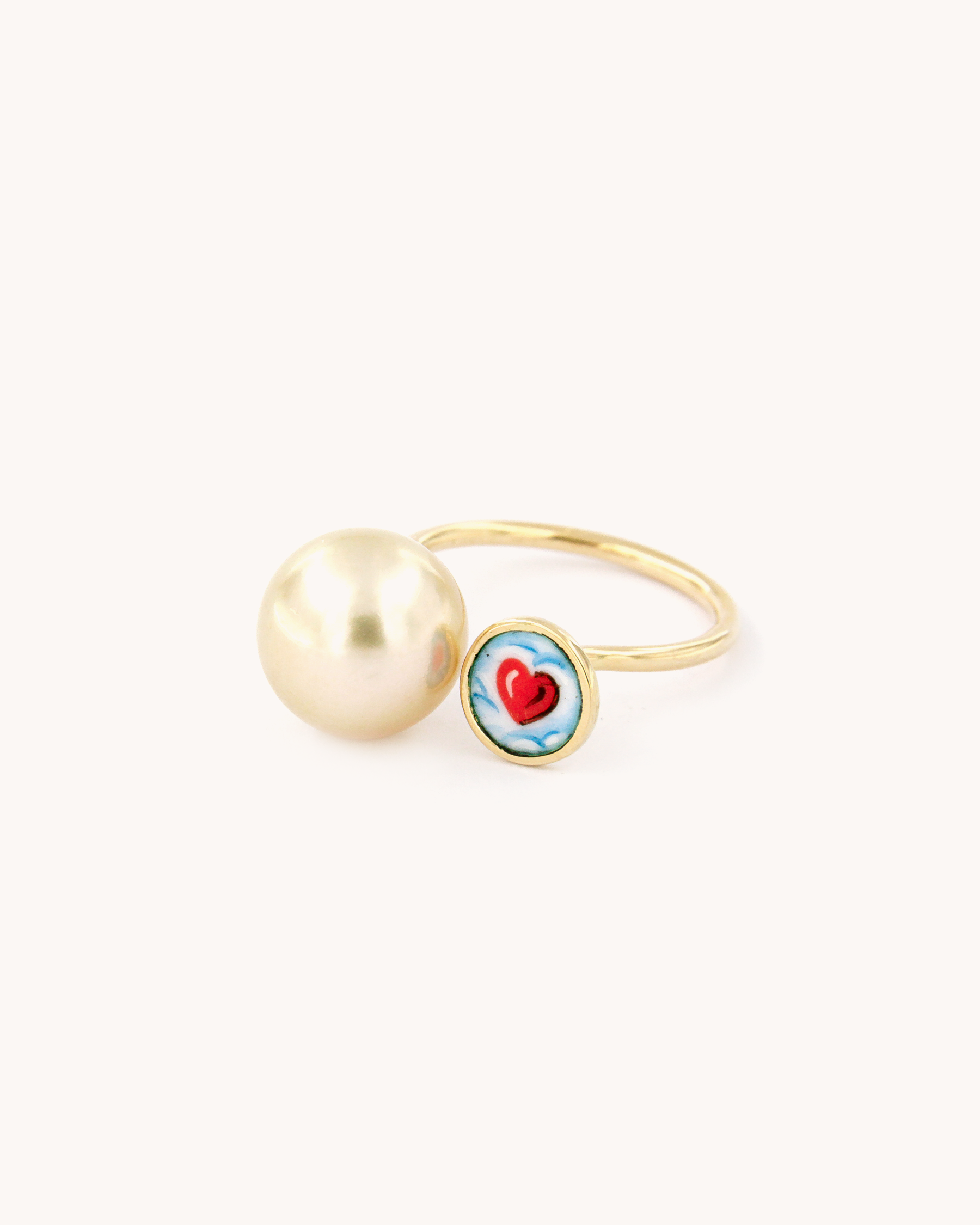 Anello in oro giallo 18k con perla dorata dei Mari del Sud e cuore dipinto a mano in smalto a fuoco