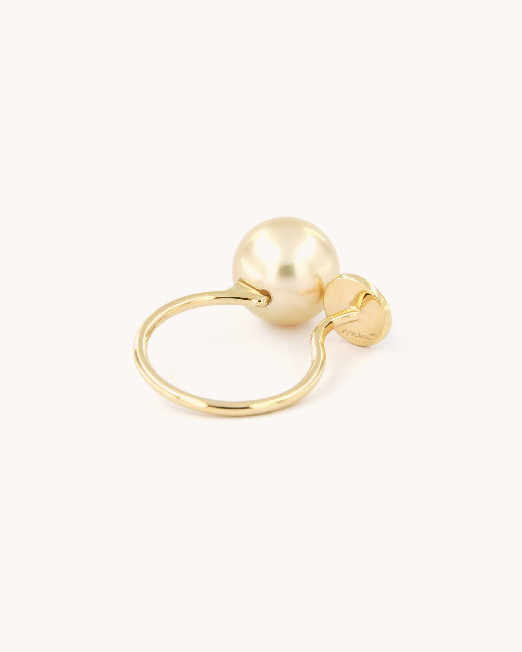 Anello in oro giallo 18k con perla dorata dei Mari del Sud e cuore dipinto a mano in smalto a fuoco