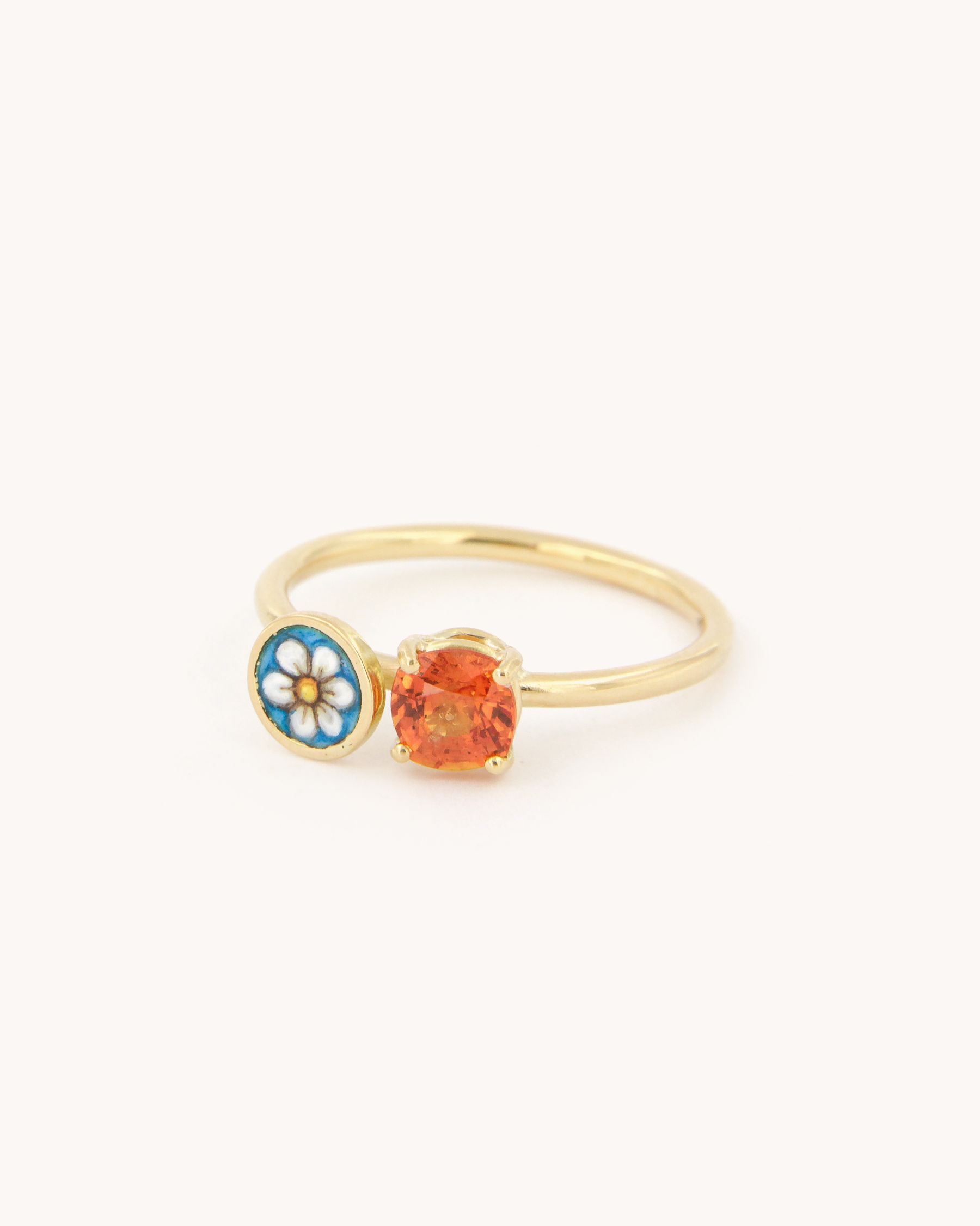 Anello in oro giallo 18k con margherita dipinta a mano in smalto a fuoco e zaffiro giallo 0,72ct