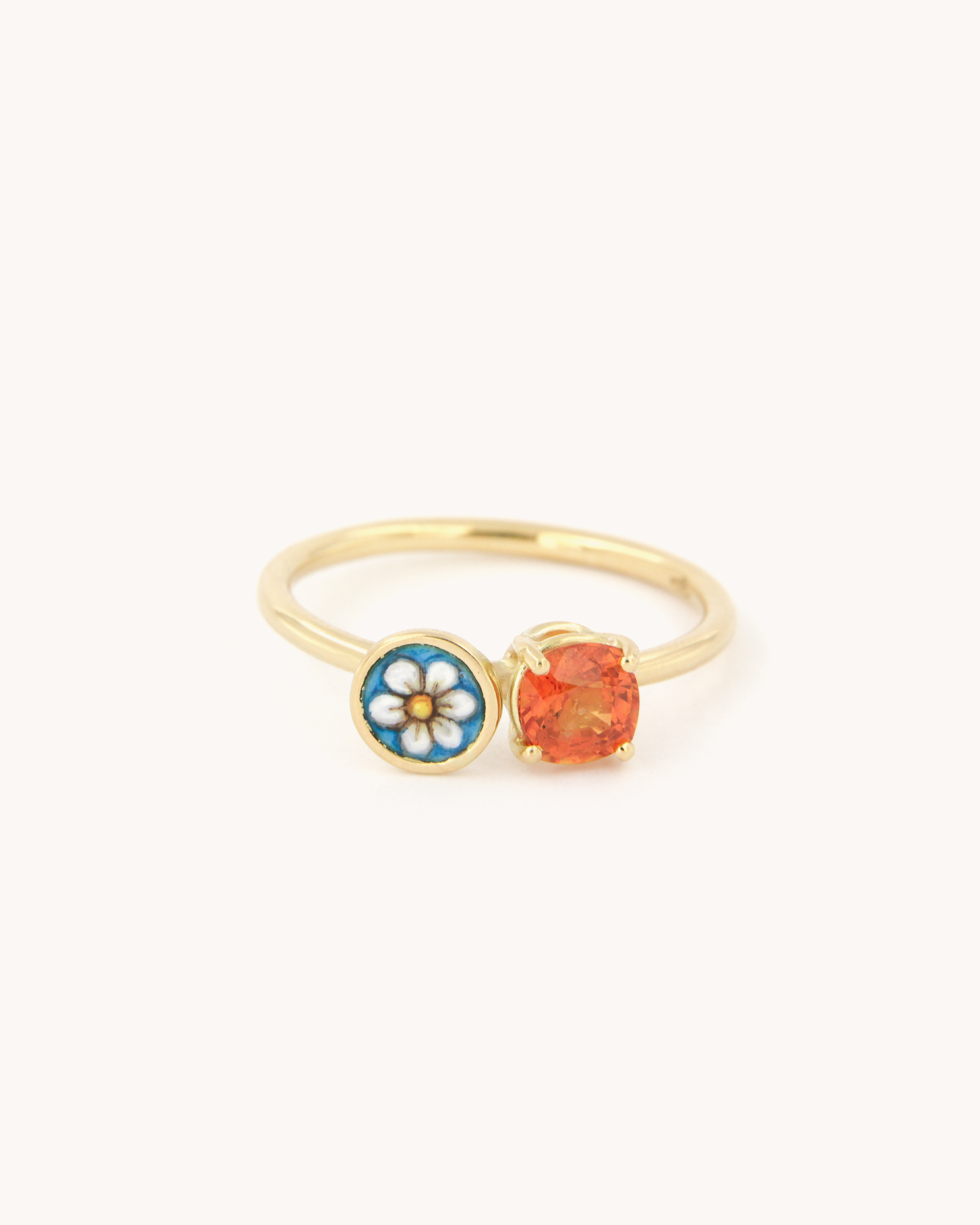 Anello in oro giallo 18k con margherita dipinta a mano in smalto a fuoco e zaffiro giallo 0,72ct