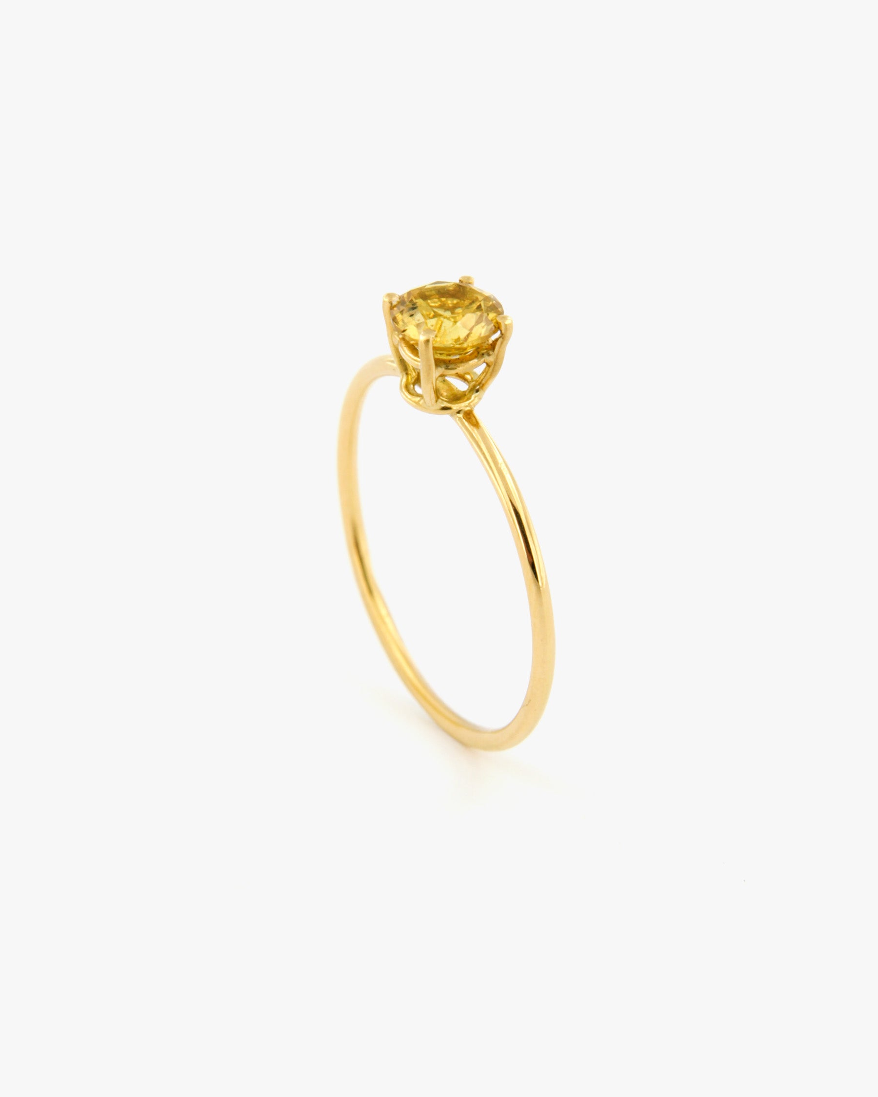 Anello in oro 18K con zaffiro giallo taglio brillante e montatura sottile.