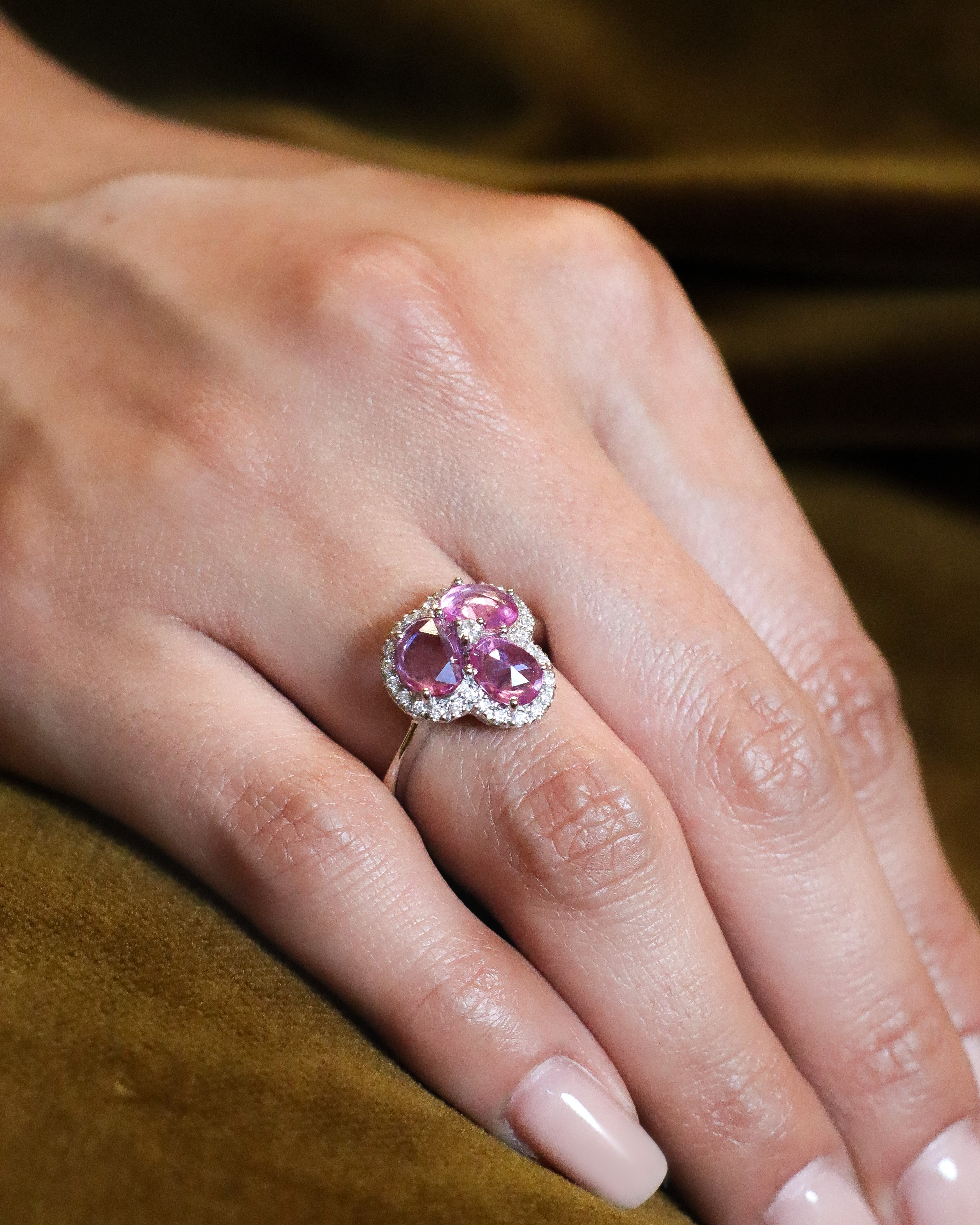 Anello in oro bianco 18K con tre zaffiri rosa taglio ovale e diamanti bianchi firmato Merù Gioielli